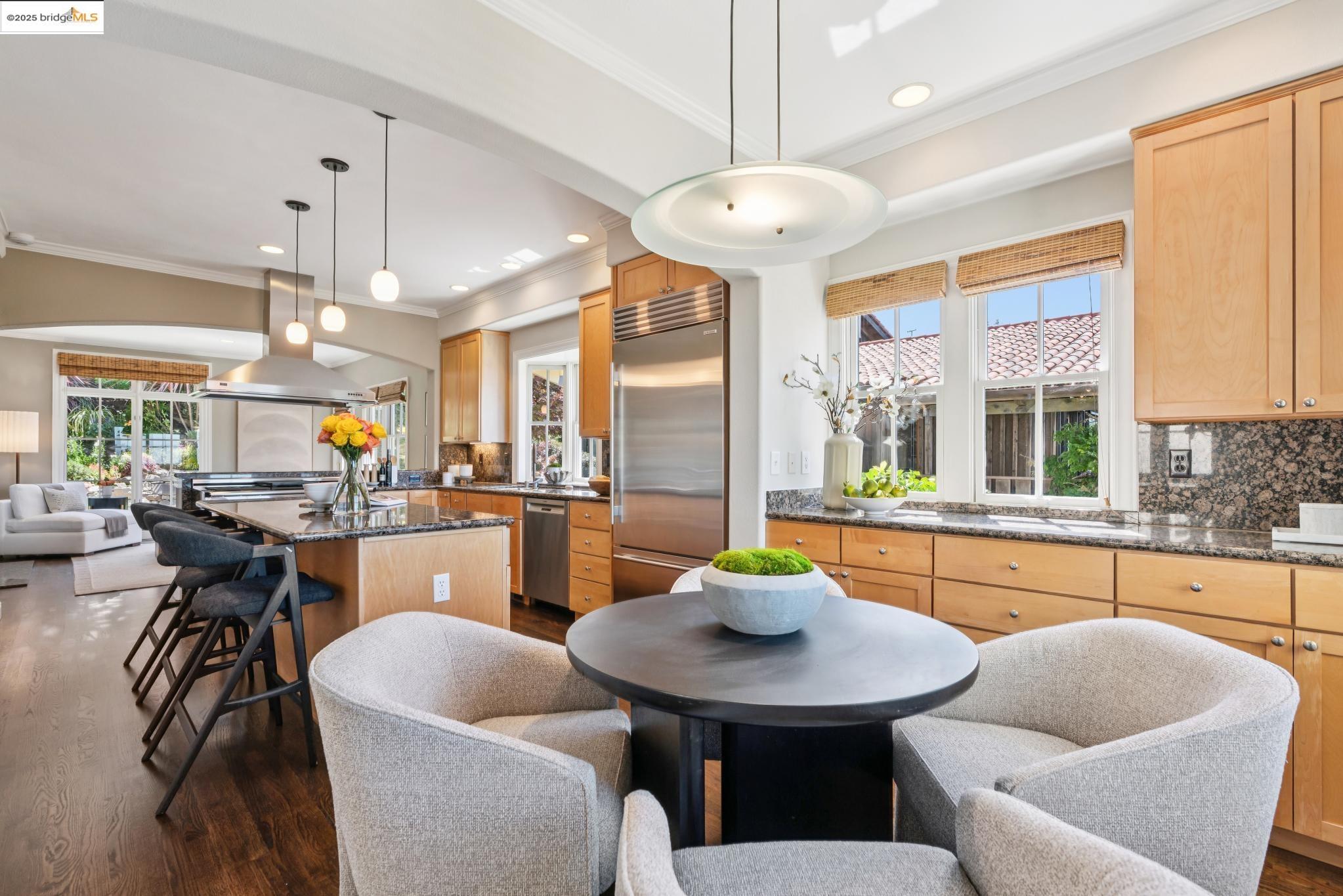 Detail Gallery Image 16 of 57 For 1016 Grizzly Peak Blvd, Berkeley,  CA 94708 - 4 Beds | 2/1 Baths