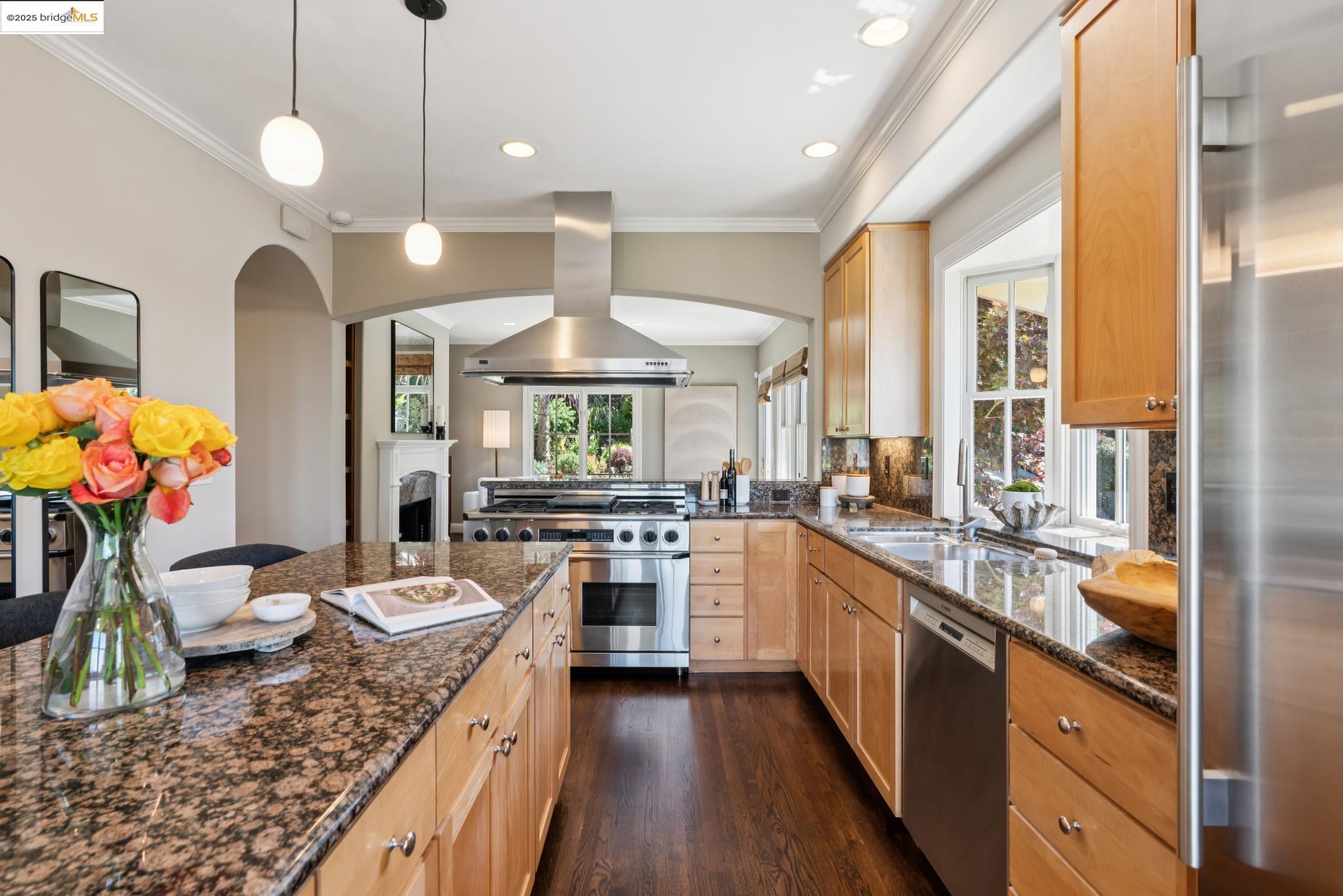 Detail Gallery Image 17 of 57 For 1016 Grizzly Peak Blvd, Berkeley,  CA 94708 - 4 Beds | 2/1 Baths
