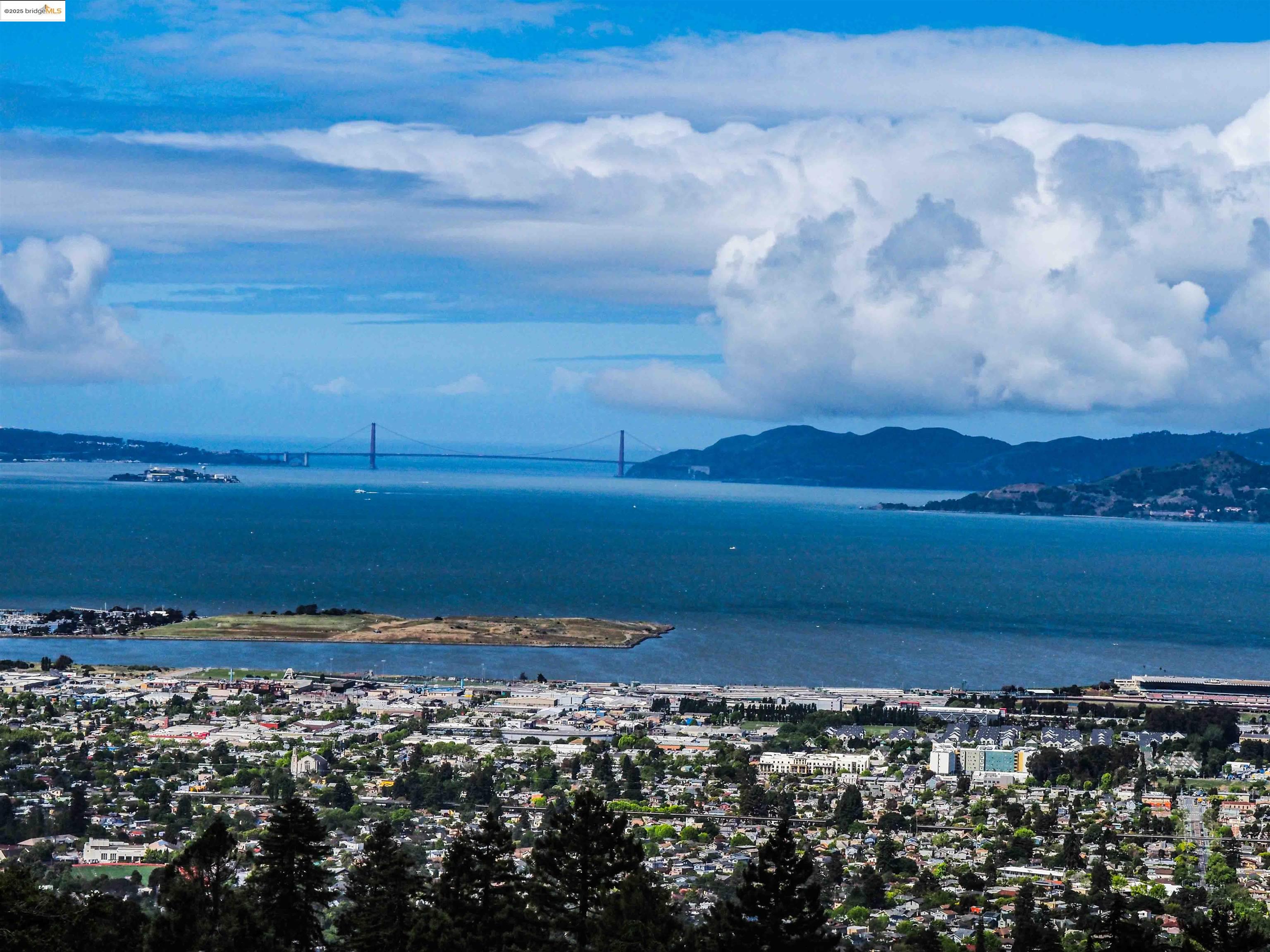 Detail Gallery Image 27 of 57 For 1016 Grizzly Peak Blvd, Berkeley,  CA 94708 - 4 Beds | 2/1 Baths