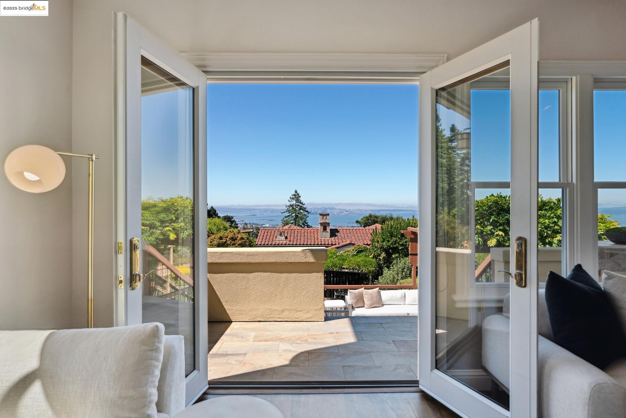 Detail Gallery Image 8 of 57 For 1016 Grizzly Peak Blvd, Berkeley,  CA 94708 - 4 Beds | 2/1 Baths