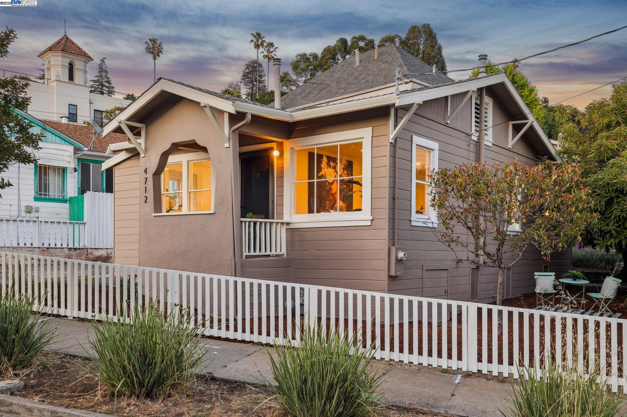 Detail Gallery Image 1 of 39 For 4712 Tompkins Avenue, Oakland,  CA 94619 - 2 Beds | 1 Baths