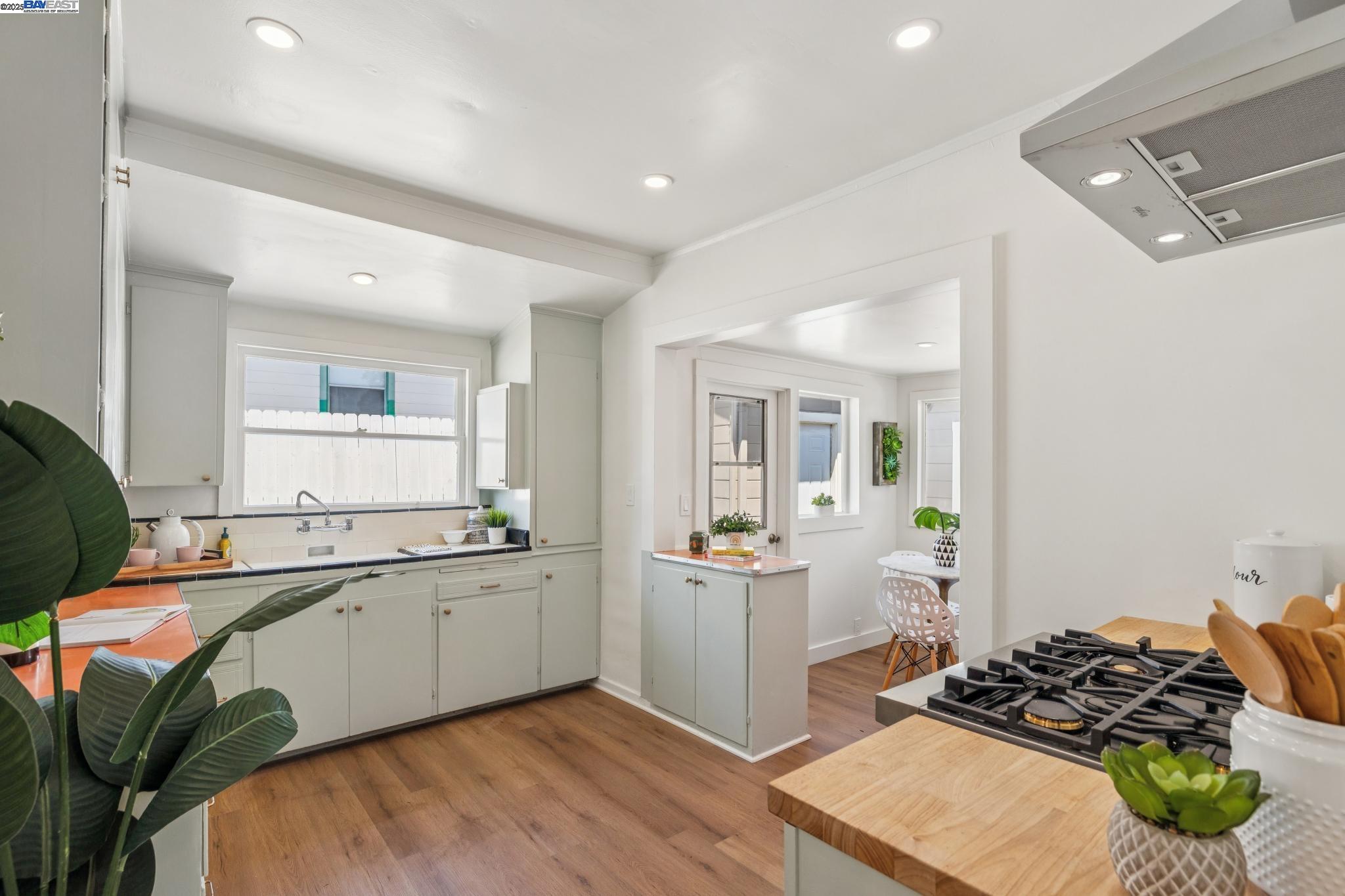 Detail Gallery Image 16 of 39 For 4712 Tompkins Avenue, Oakland,  CA 94619 - 2 Beds | 1 Baths