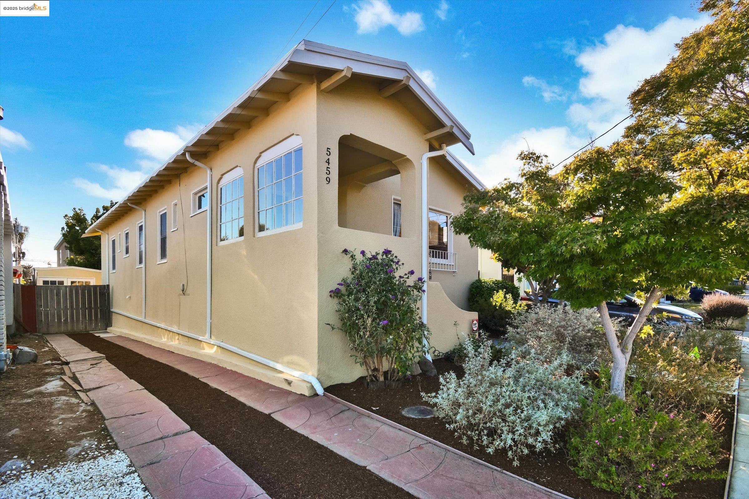 Detail Gallery Image 2 of 36 For 5459 Brookdale Ave., Oakland,  CA 94619 - 2 Beds | 1 Baths