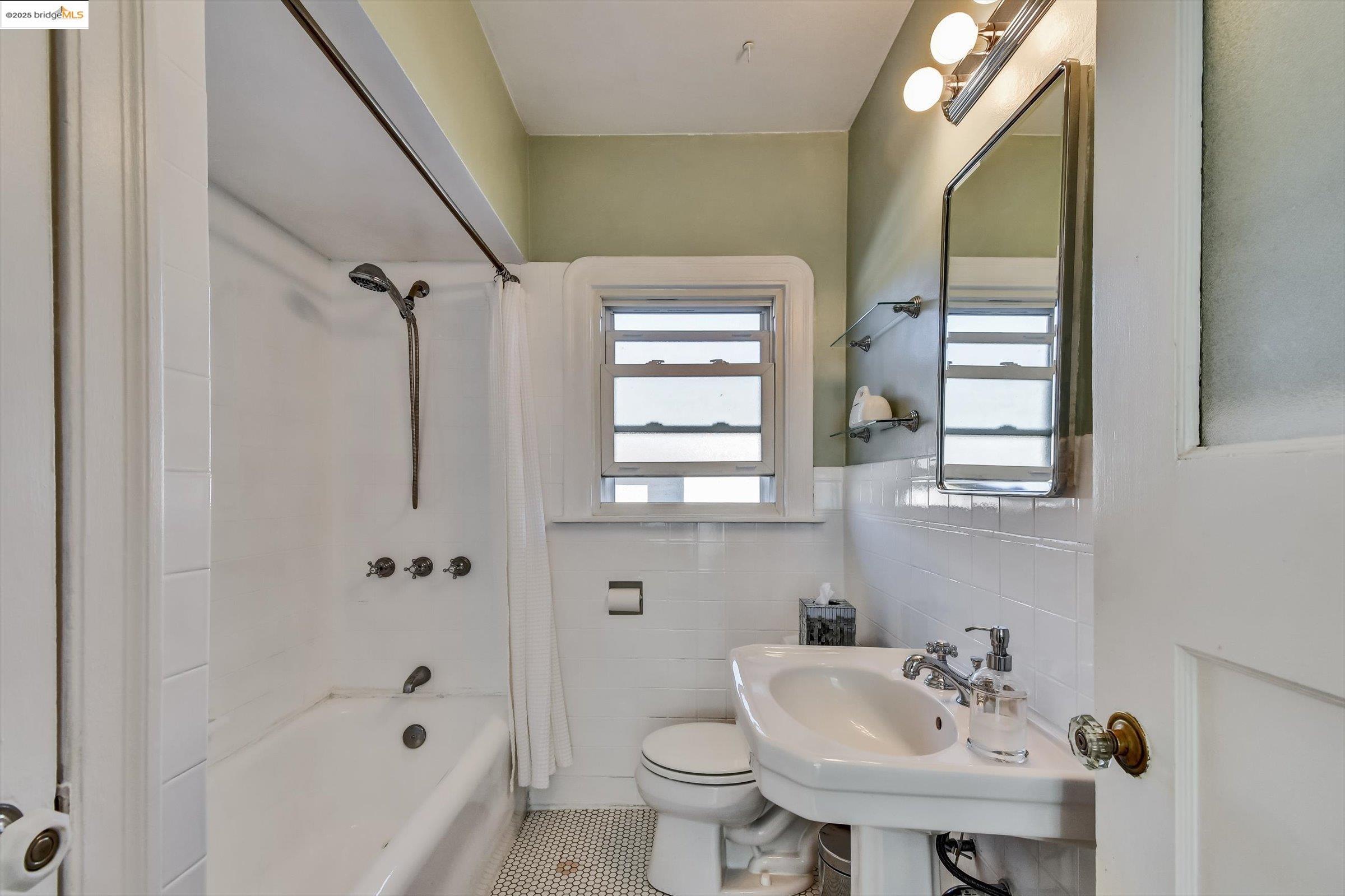Detail Gallery Image 25 of 36 For 5459 Brookdale Ave., Oakland,  CA 94619 - 2 Beds | 1 Baths