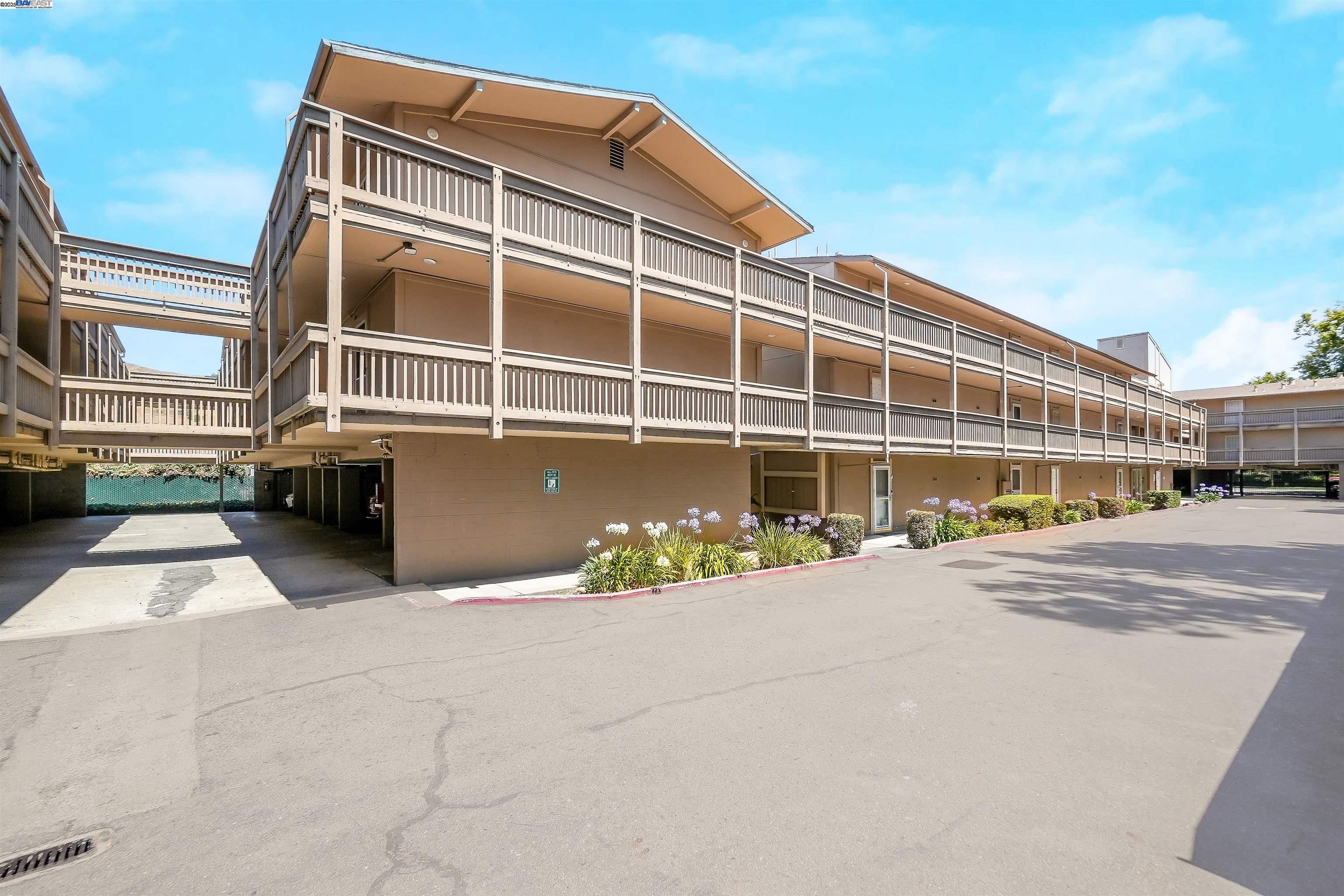 Detail Gallery Image 2 of 33 For 260 Industrial Pkwy #47,  Hayward,  CA 94544 - 2 Beds | 1/1 Baths