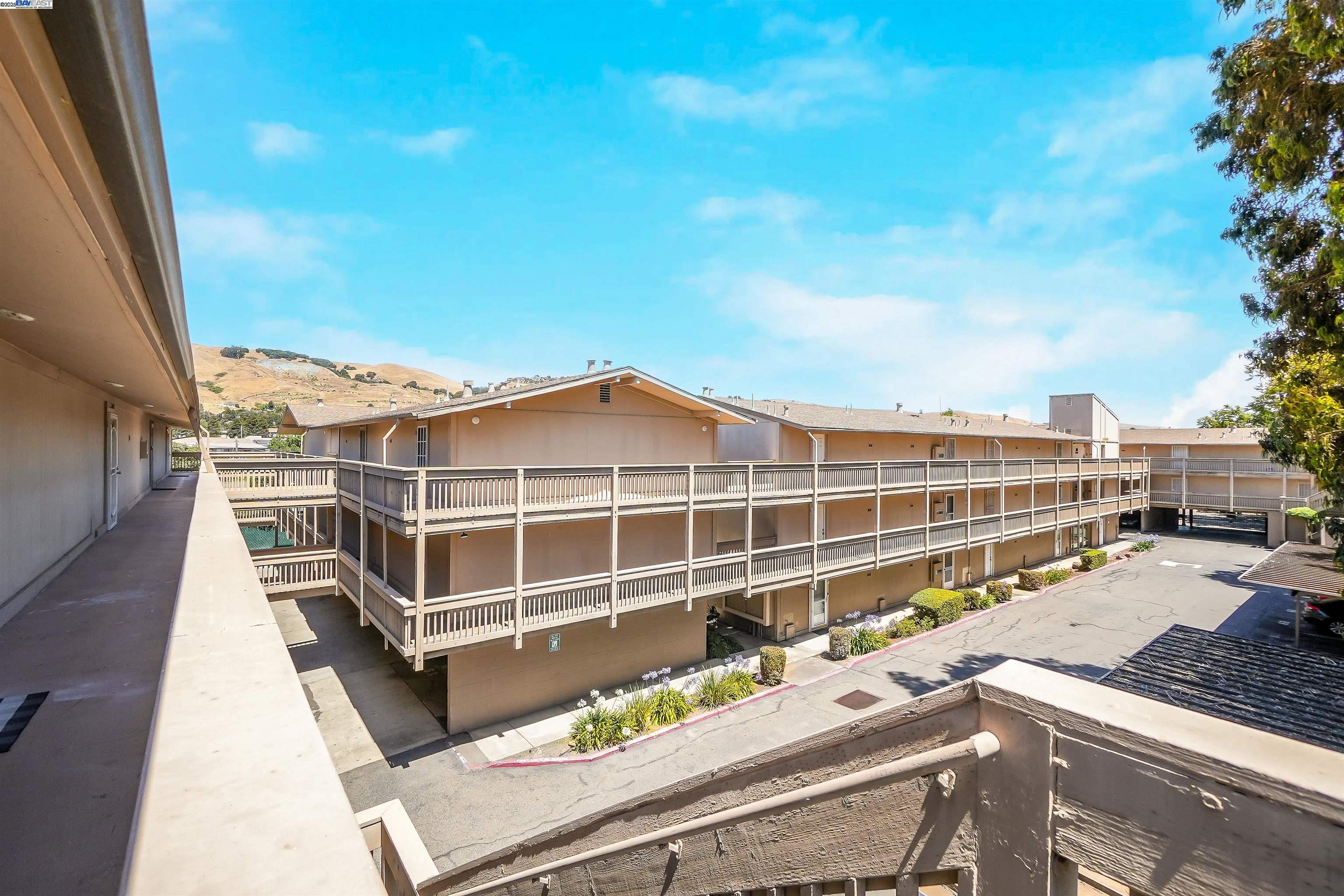 Detail Gallery Image 3 of 33 For 260 Industrial Pkwy #47,  Hayward,  CA 94544 - 2 Beds | 1/1 Baths
