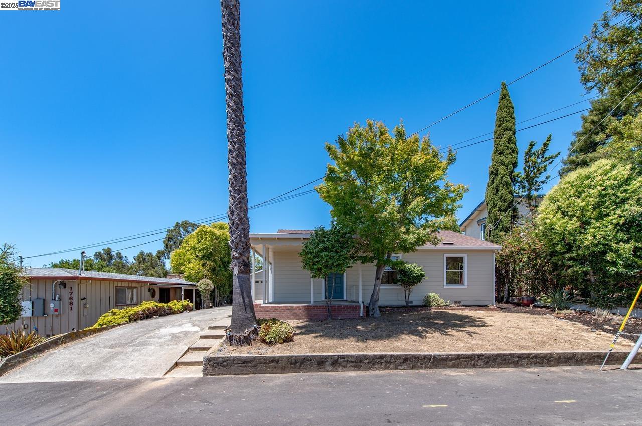 Detail Gallery Image 2 of 34 For 17673 Dorson Ln, Castro Valley,  CA 94546 - 3 Beds | 1 Baths