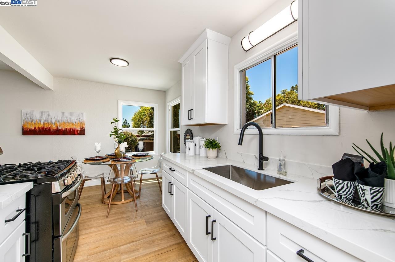 Detail Gallery Image 14 of 34 For 17673 Dorson Ln, Castro Valley,  CA 94546 - 3 Beds | 1 Baths