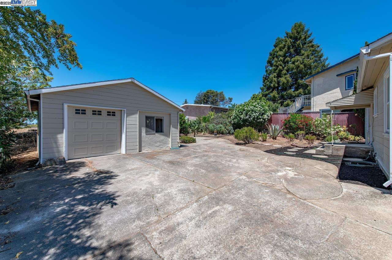 Detail Gallery Image 19 of 34 For 17673 Dorson Ln, Castro Valley,  CA 94546 - 3 Beds | 1 Baths