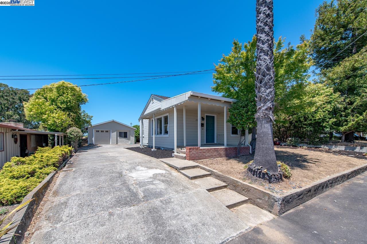 Detail Gallery Image 3 of 34 For 17673 Dorson Ln, Castro Valley,  CA 94546 - 3 Beds | 1 Baths