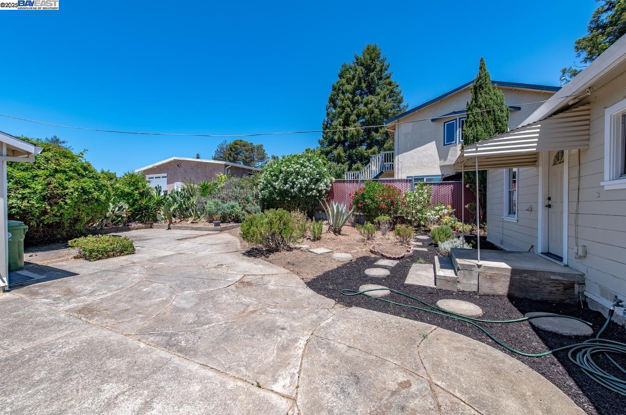Detail Gallery Image 20 of 34 For 17673 Dorson Ln, Castro Valley,  CA 94546 - 3 Beds | 1 Baths