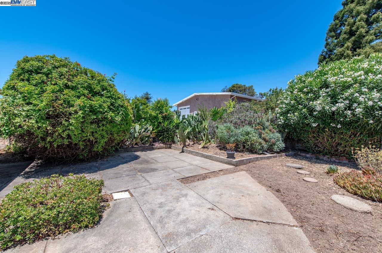 Detail Gallery Image 21 of 34 For 17673 Dorson Ln, Castro Valley,  CA 94546 - 3 Beds | 1 Baths