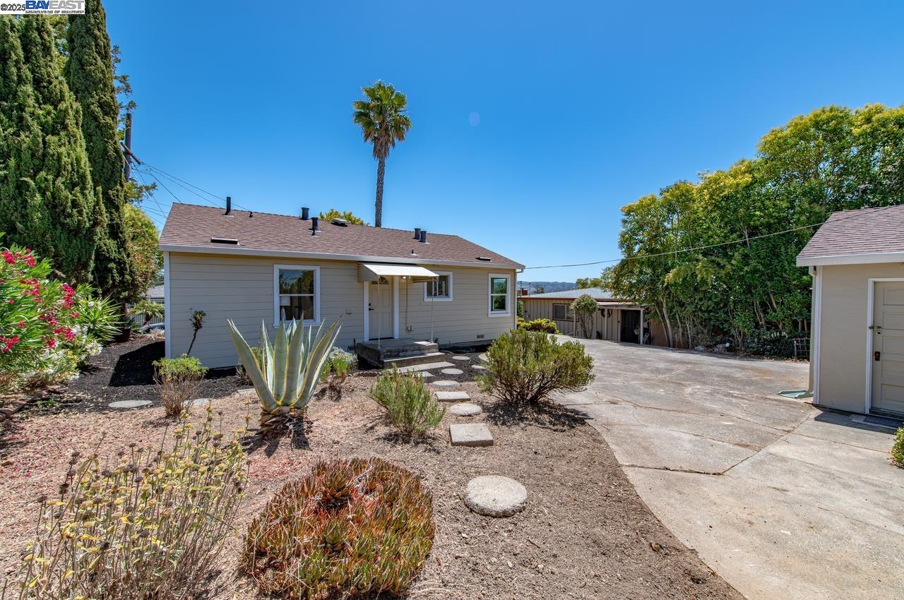 Detail Gallery Image 23 of 34 For 17673 Dorson Ln, Castro Valley,  CA 94546 - 3 Beds | 1 Baths