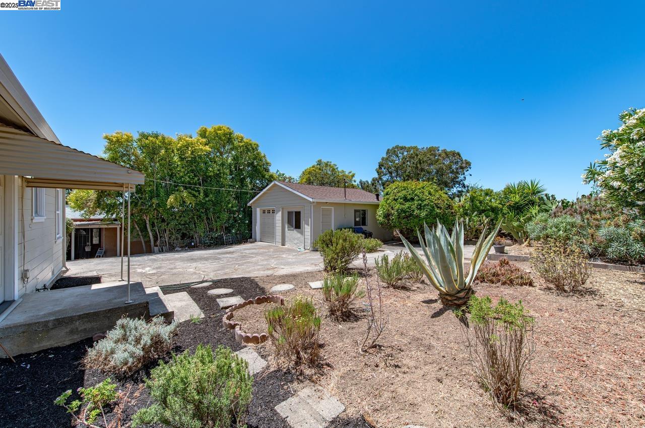 Detail Gallery Image 24 of 34 For 17673 Dorson Ln, Castro Valley,  CA 94546 - 3 Beds | 1 Baths