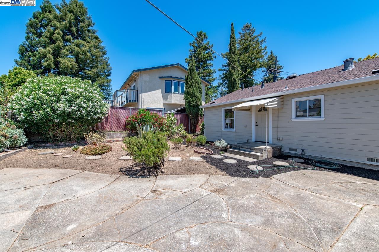 Detail Gallery Image 27 of 34 For 17673 Dorson Ln, Castro Valley,  CA 94546 - 3 Beds | 1 Baths