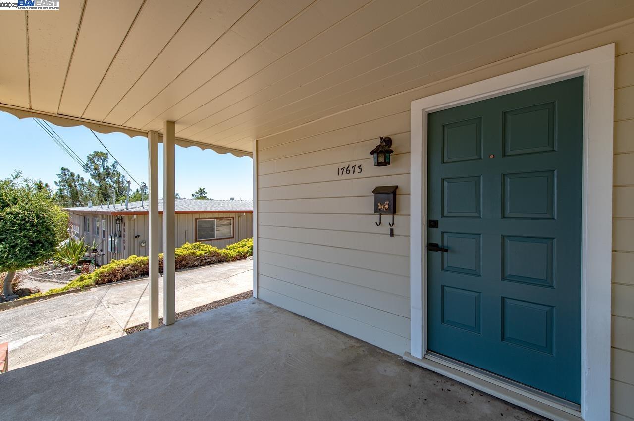 Detail Gallery Image 4 of 34 For 17673 Dorson Ln, Castro Valley,  CA 94546 - 3 Beds | 1 Baths