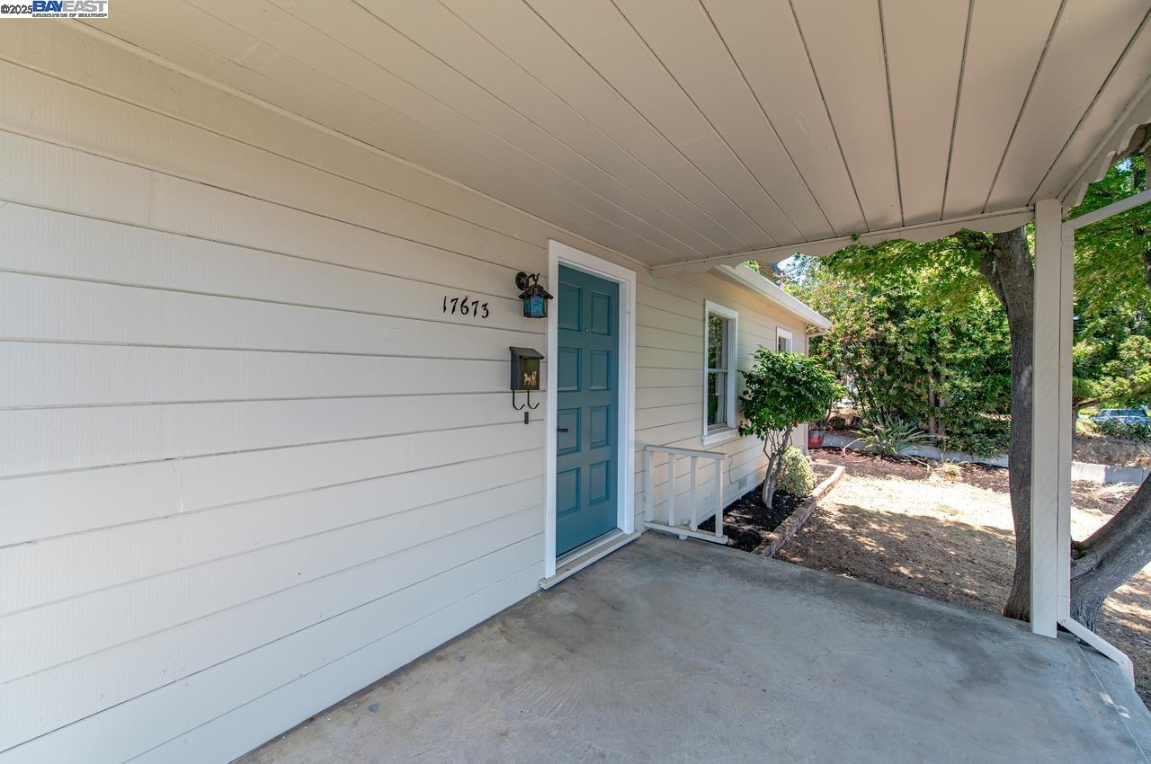 Detail Gallery Image 5 of 34 For 17673 Dorson Ln, Castro Valley,  CA 94546 - 3 Beds | 1 Baths