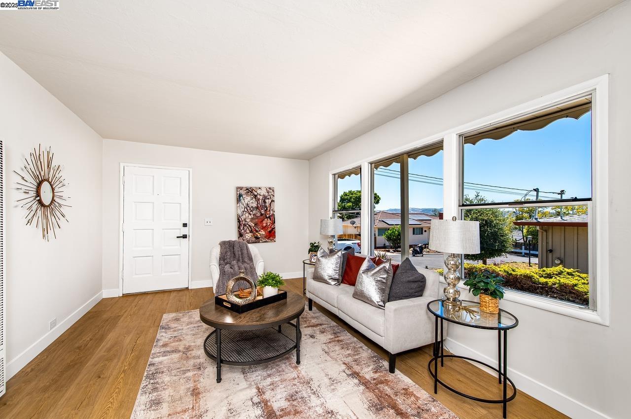 Detail Gallery Image 9 of 34 For 17673 Dorson Ln, Castro Valley,  CA 94546 - 3 Beds | 1 Baths