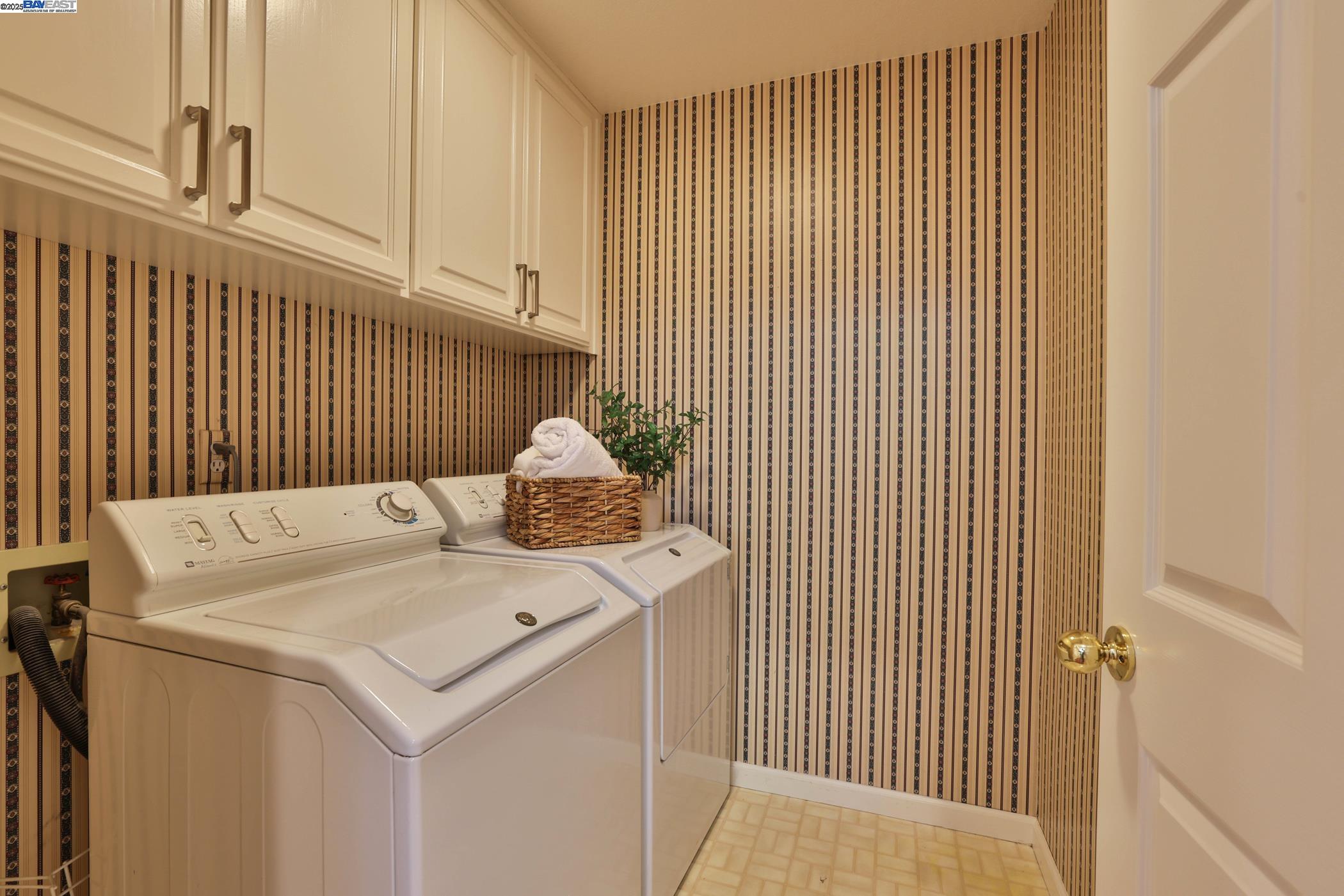 Detail Gallery Image 11 of 46 For 11030 via Sorrento, Cupertino,  CA 95014 - 4 Beds | 3/1 Baths