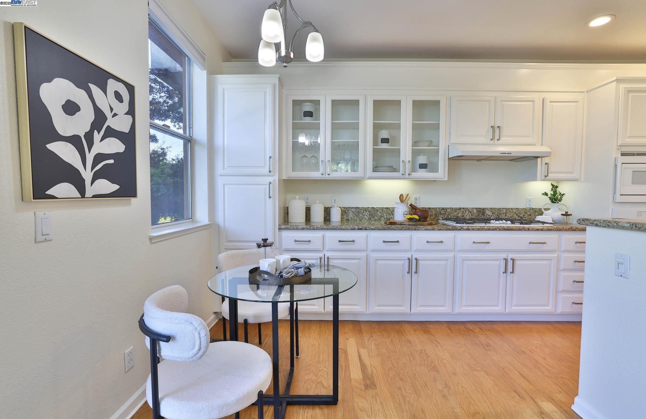 Detail Gallery Image 14 of 46 For 11030 via Sorrento, Cupertino,  CA 95014 - 4 Beds | 3/1 Baths