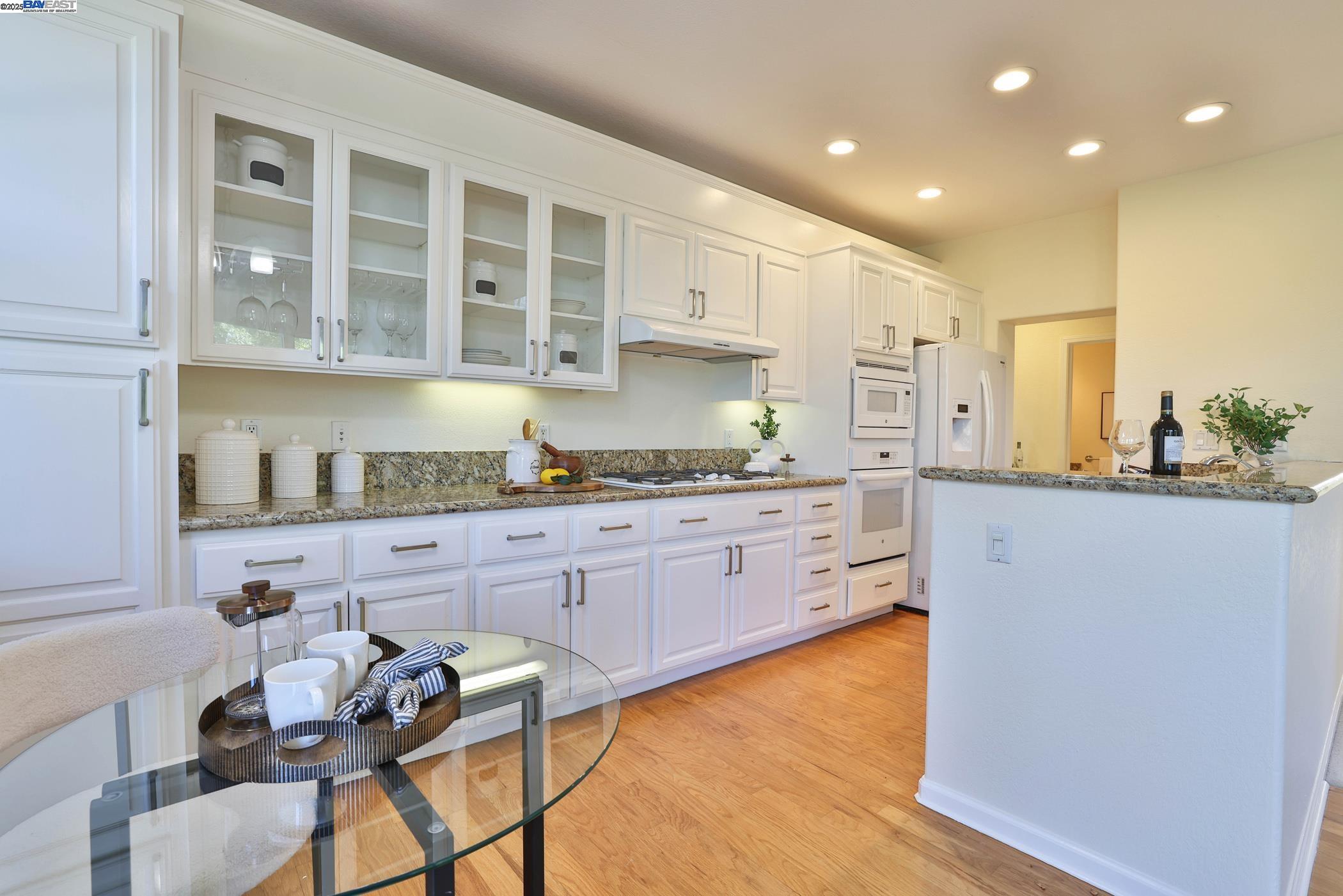 Detail Gallery Image 15 of 46 For 11030 via Sorrento, Cupertino,  CA 95014 - 4 Beds | 3/1 Baths