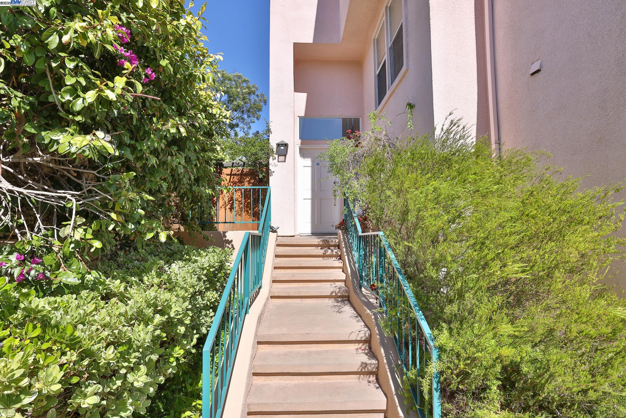 Detail Gallery Image 4 of 46 For 11030 via Sorrento, Cupertino,  CA 95014 - 4 Beds | 3/1 Baths