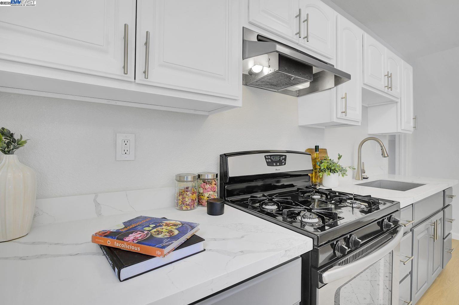 Detail Gallery Image 18 of 43 For 3034 Martin Luther King Jr Way, Oakland,  CA 94609 - 3 Beds | 2 Baths
