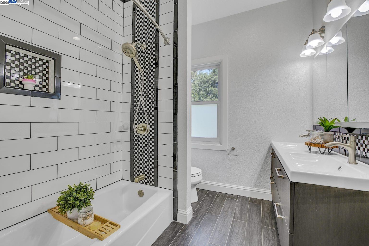 Detail Gallery Image 32 of 43 For 3034 Martin Luther King Jr Way, Oakland,  CA 94609 - 3 Beds | 2 Baths