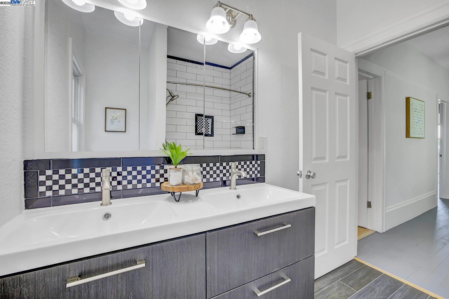 Detail Gallery Image 33 of 43 For 3034 Martin Luther King Jr Way, Oakland,  CA 94609 - 3 Beds | 2 Baths