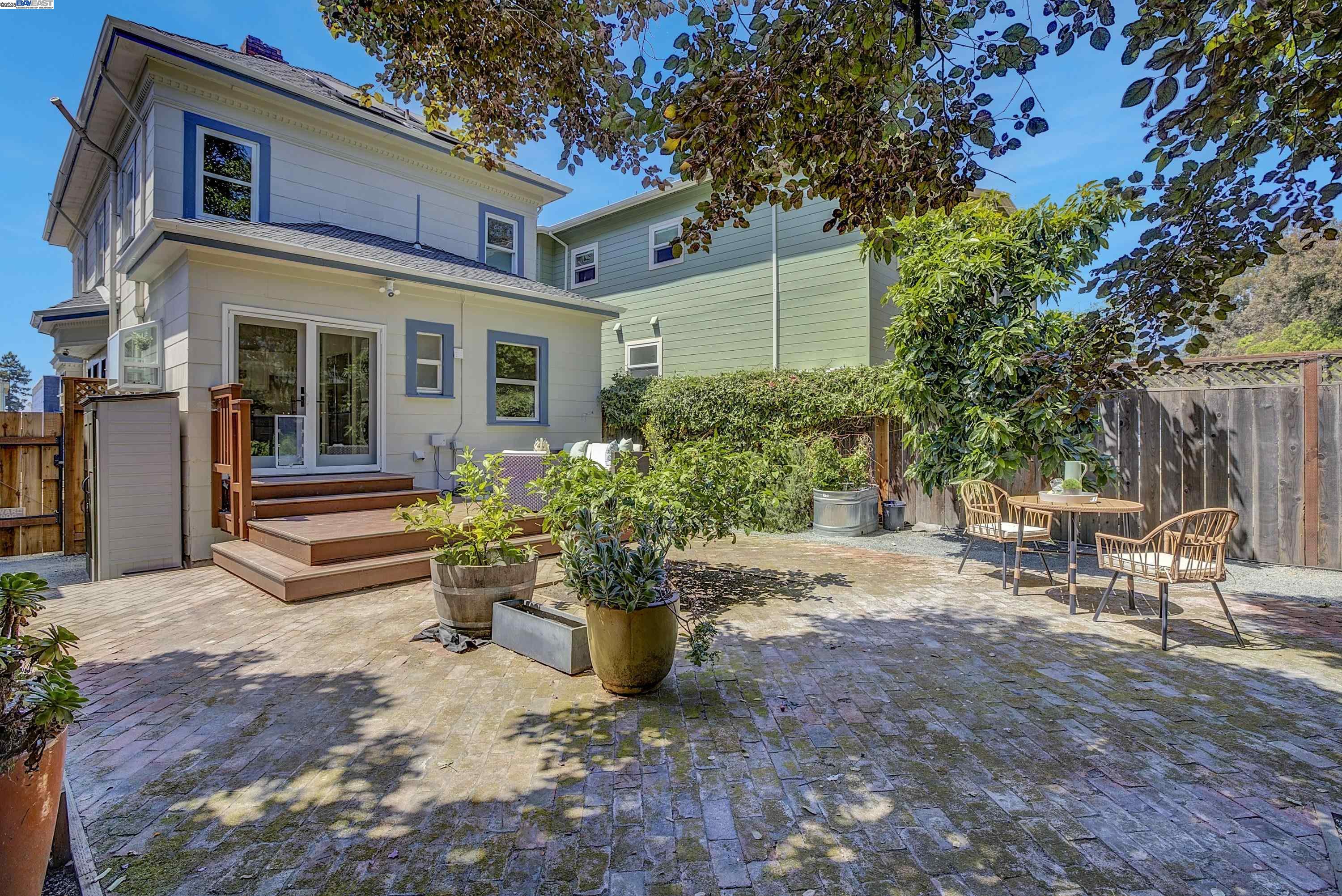 Detail Gallery Image 36 of 43 For 3034 Martin Luther King Jr Way, Oakland,  CA 94609 - 3 Beds | 2 Baths