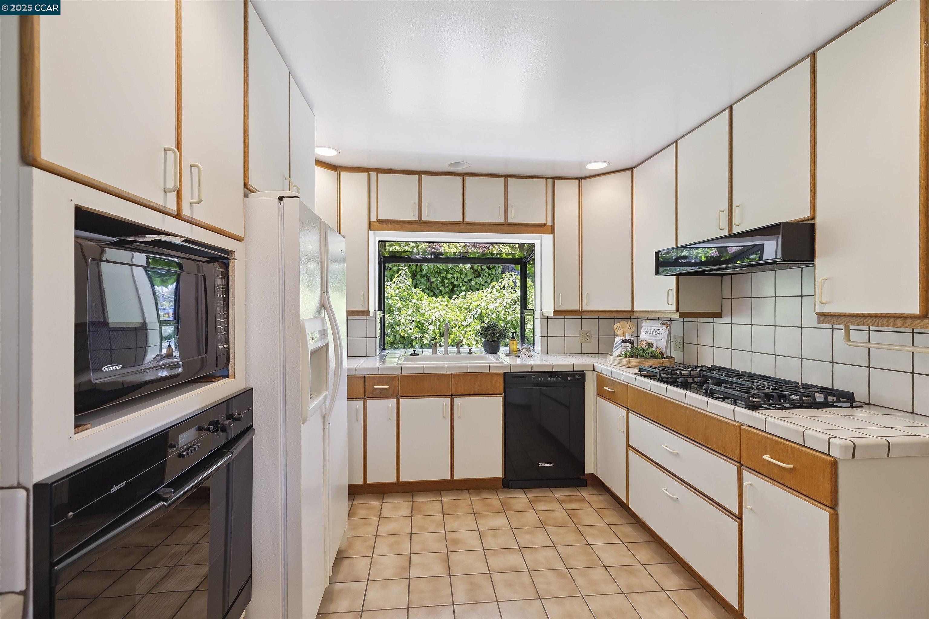 Detail Gallery Image 32 of 46 For 35 Claremont Ave, Orinda,  CA 94563 - 2 Beds | 2/1 Baths