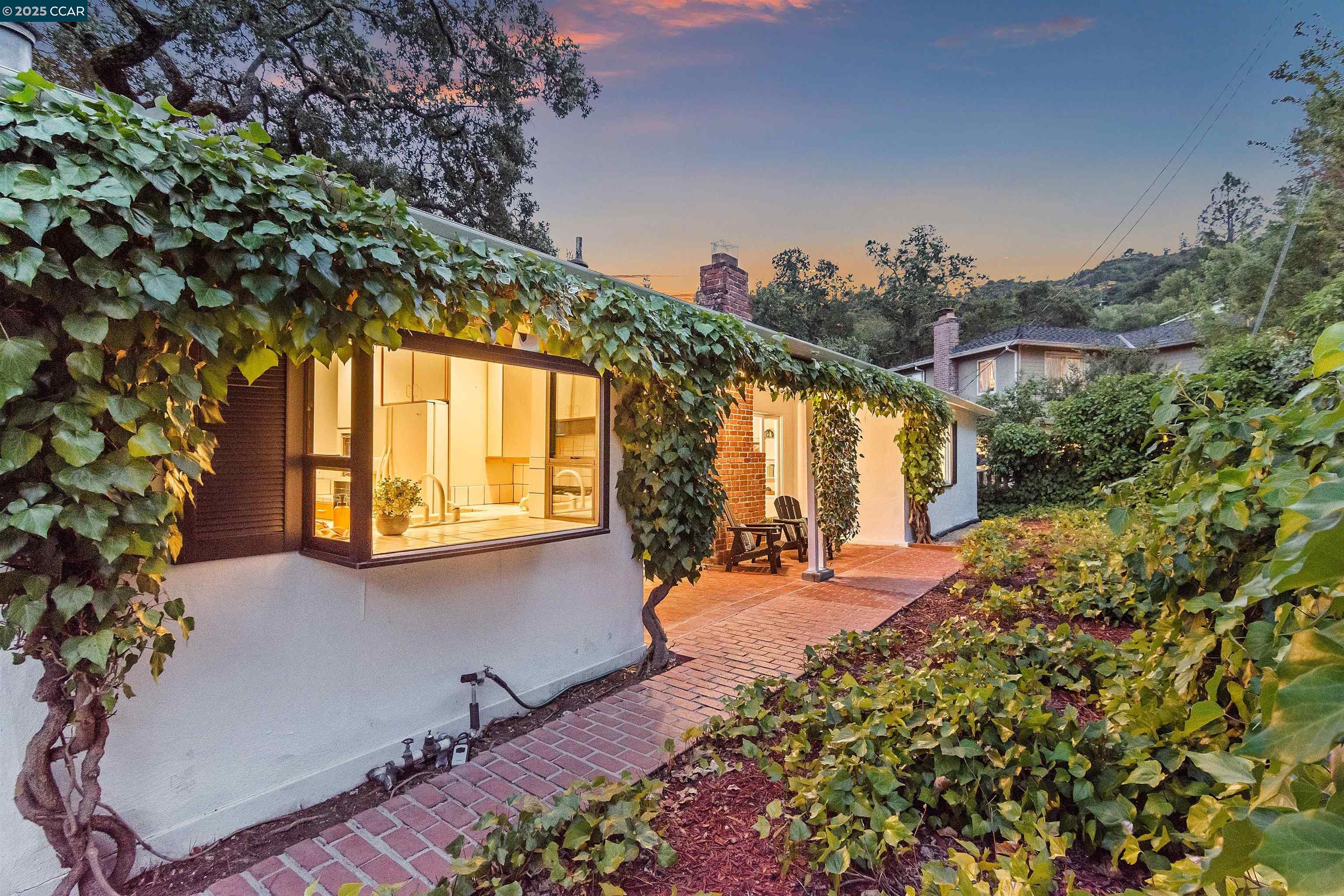 Detail Gallery Image 5 of 46 For 35 Claremont Ave, Orinda,  CA 94563 - 2 Beds | 2/1 Baths