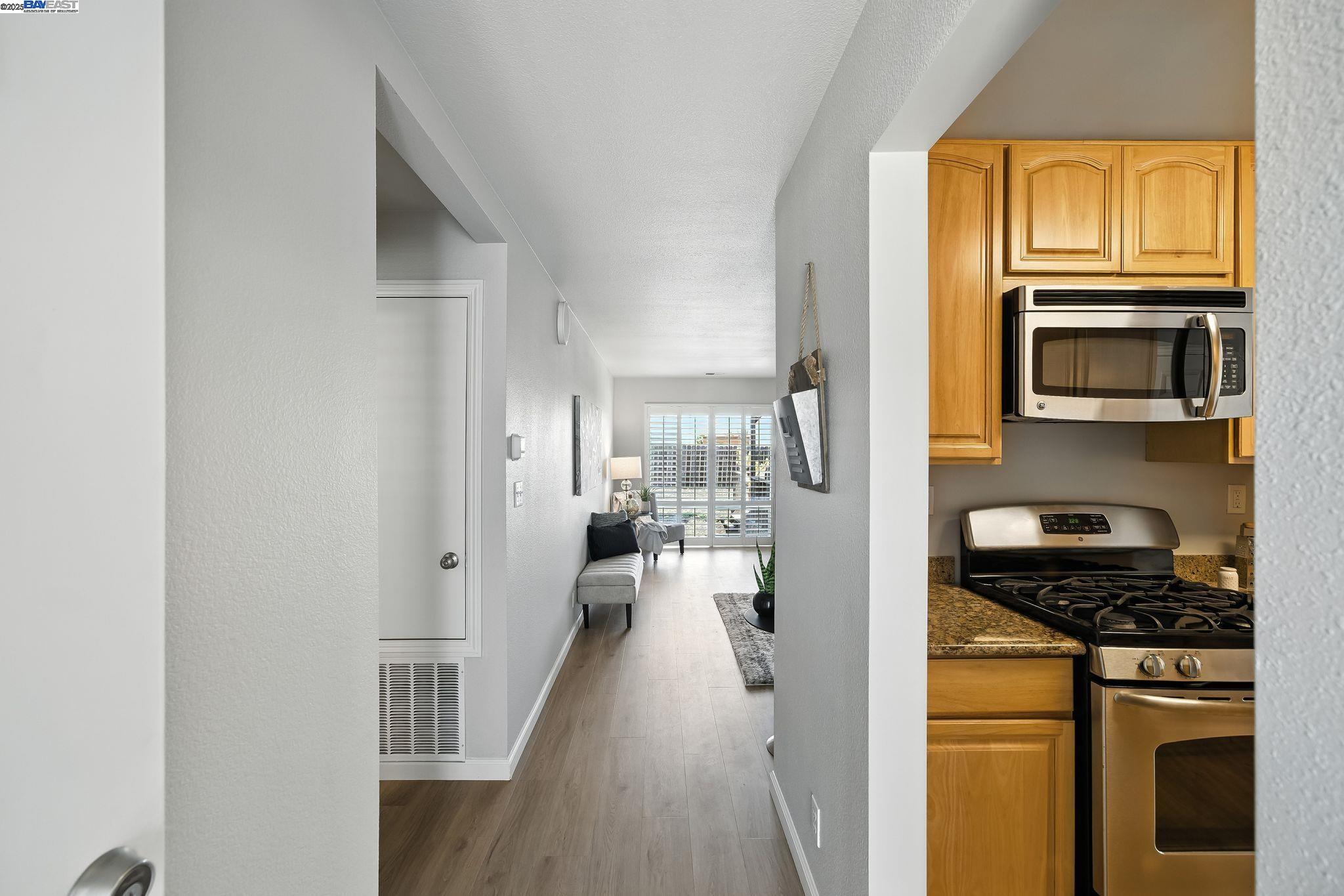 Detail Gallery Image 4 of 19 For 15740 via Sonata, San Lorenzo,  CA 94580 - 3 Beds | 2 Baths