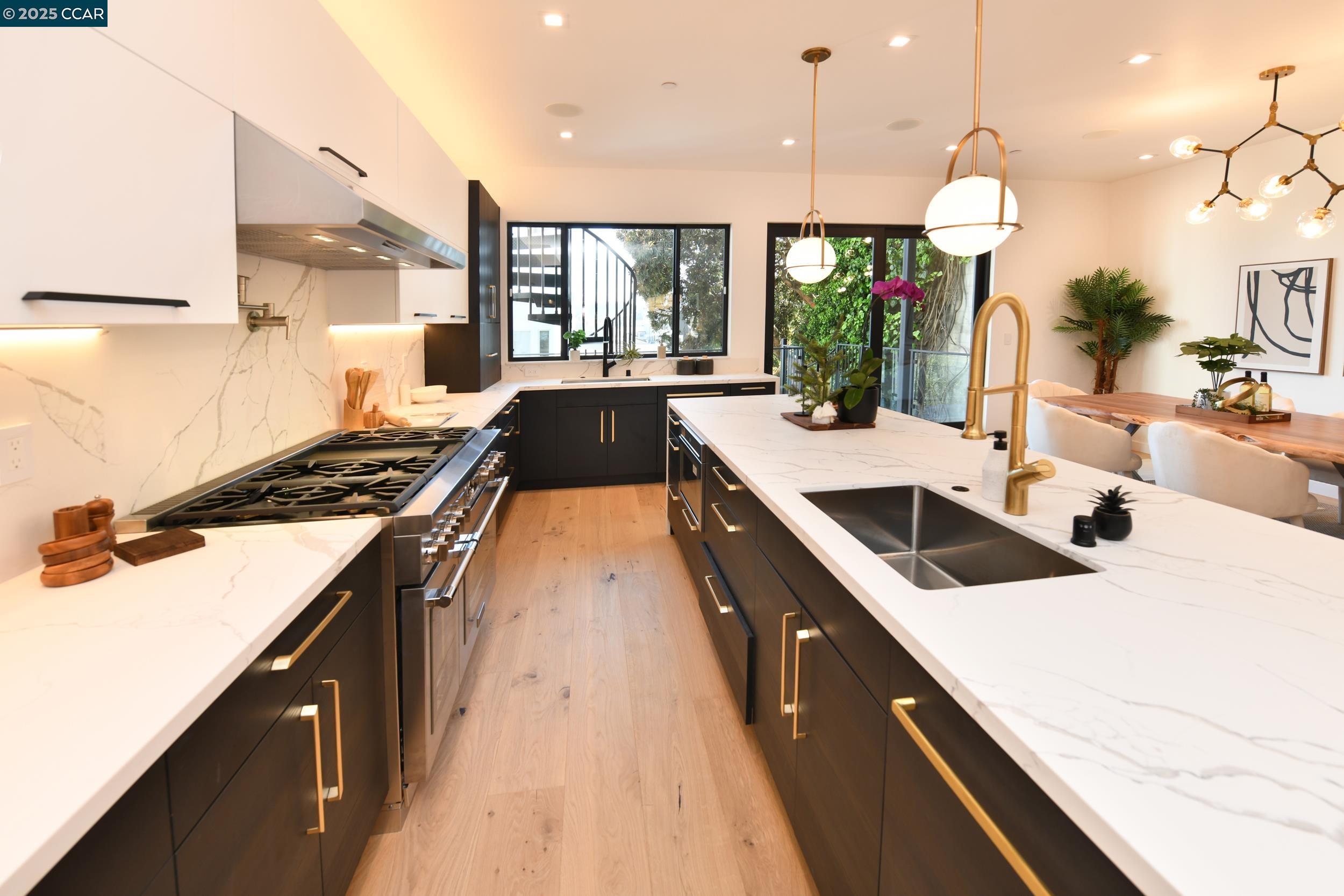 Detail Gallery Image 5 of 24 For 3169 Washington St, San Francisco,  CA 94115-0000 - 5 Beds | 5/2 Baths