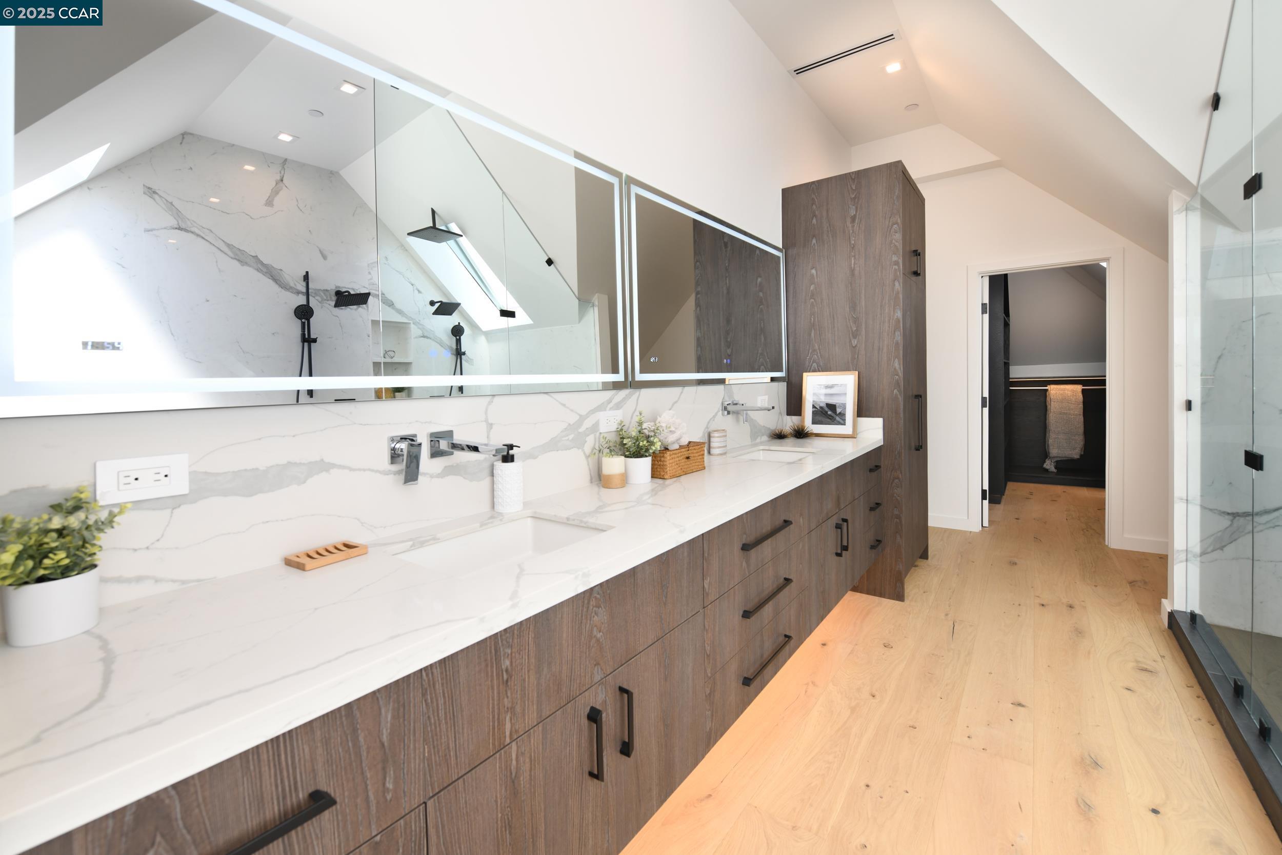 Detail Gallery Image 8 of 24 For 3169 Washington St, San Francisco,  CA 94115-0000 - 5 Beds | 5/2 Baths