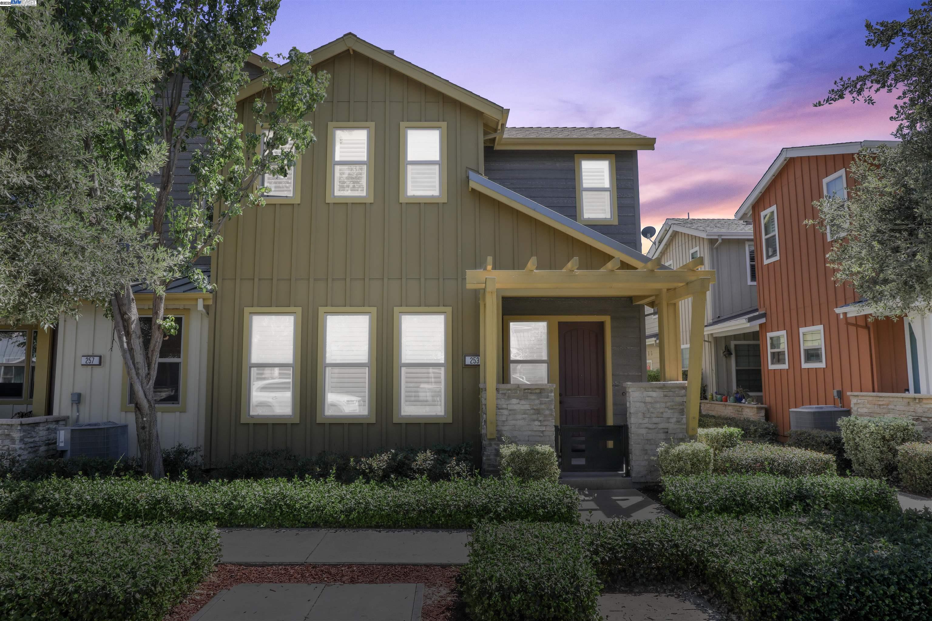 Detail Gallery Image 1 of 44 For 253 Fennel Way, Livermore,  CA 94551 - 4 Beds | 3 Baths