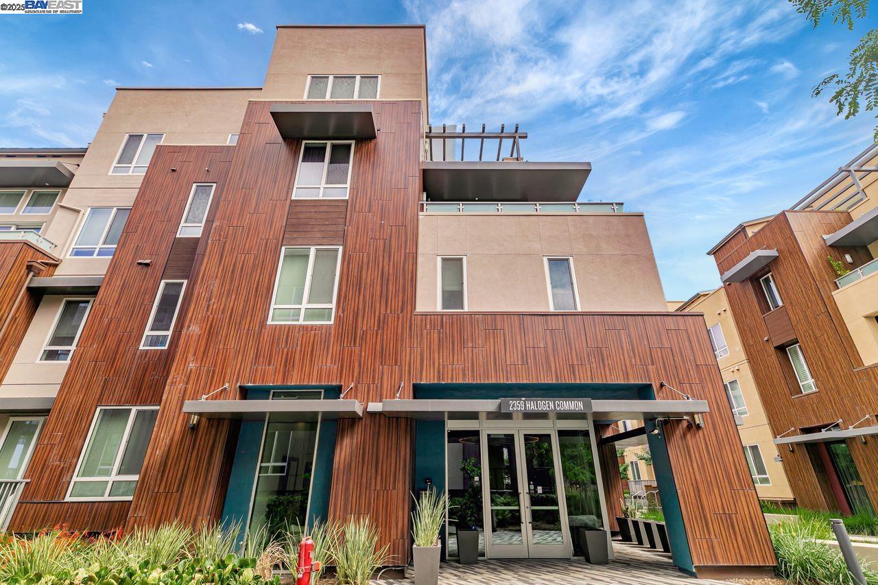 MLS: 41104337 Condo For Sale