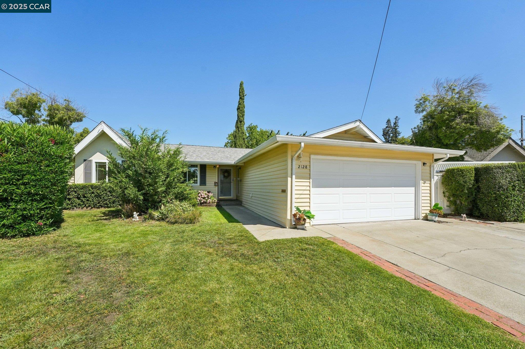 Detail Gallery Image 2 of 55 For 2128 Trinity Ct, Martinez,  CA 94553 - 3 Beds | 2 Baths
