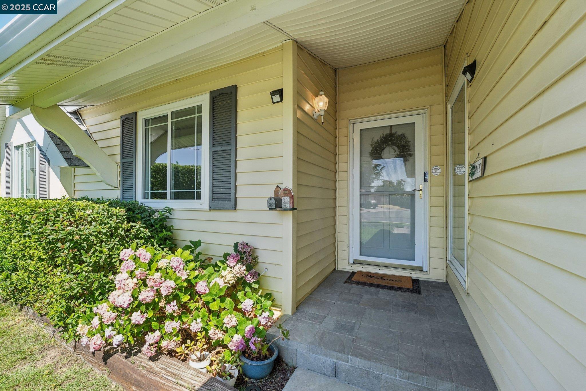 Detail Gallery Image 3 of 55 For 2128 Trinity Ct, Martinez,  CA 94553 - 3 Beds | 2 Baths