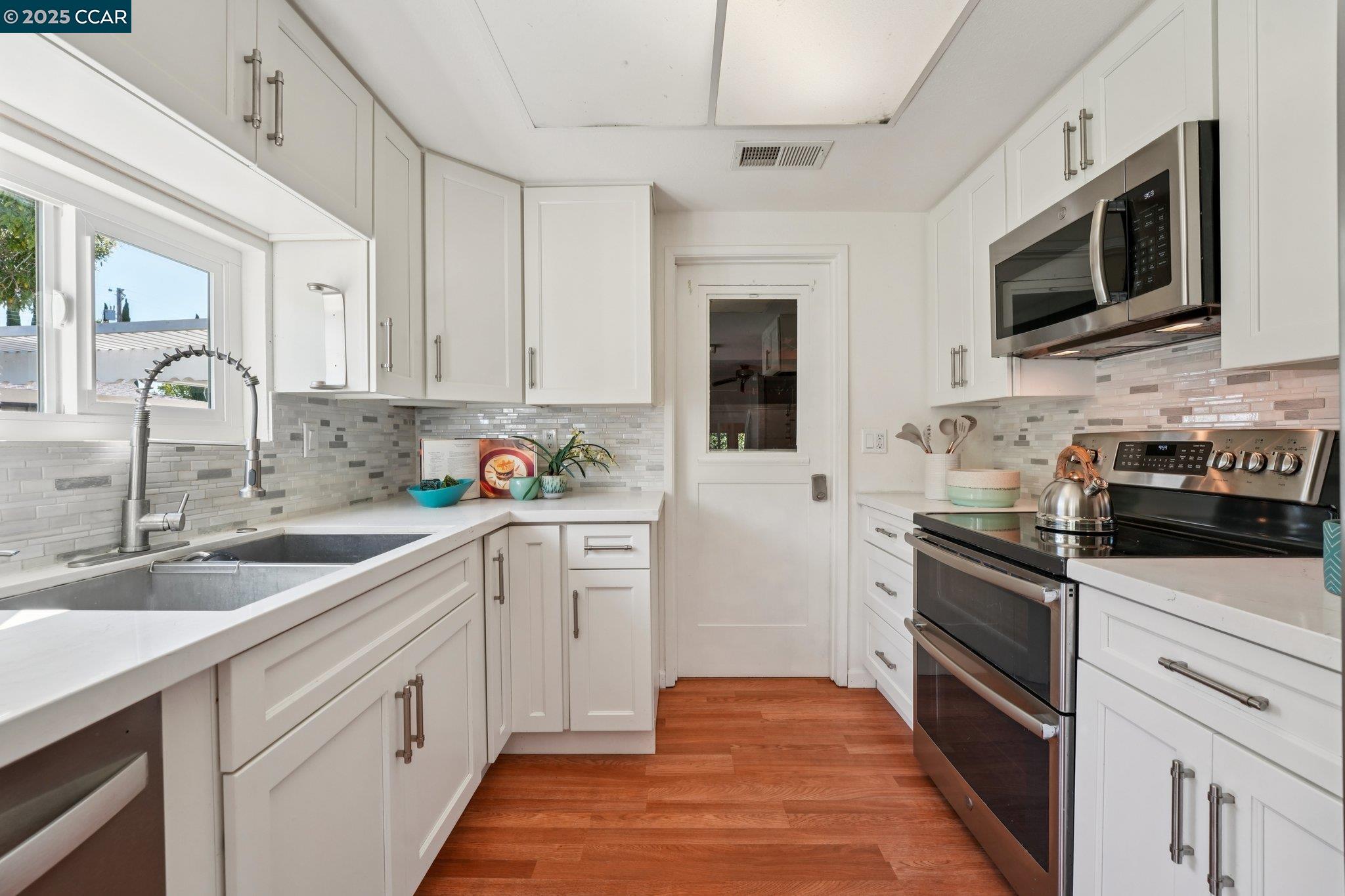 Detail Gallery Image 26 of 55 For 2128 Trinity Ct, Martinez,  CA 94553 - 3 Beds | 2 Baths