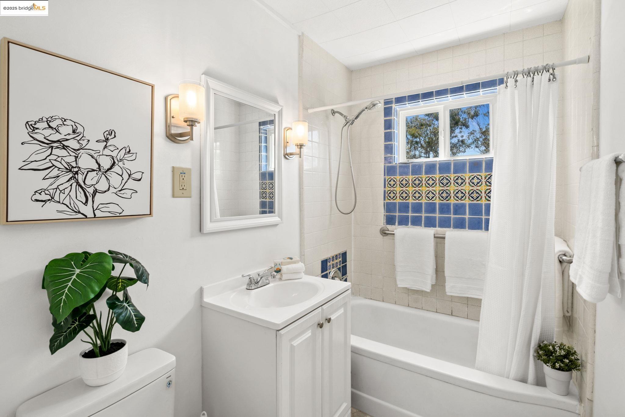 Detail Gallery Image 13 of 30 For 4084 Lambert Rd, El Sobrante,  CA 94803 - 2 Beds | 1 Baths