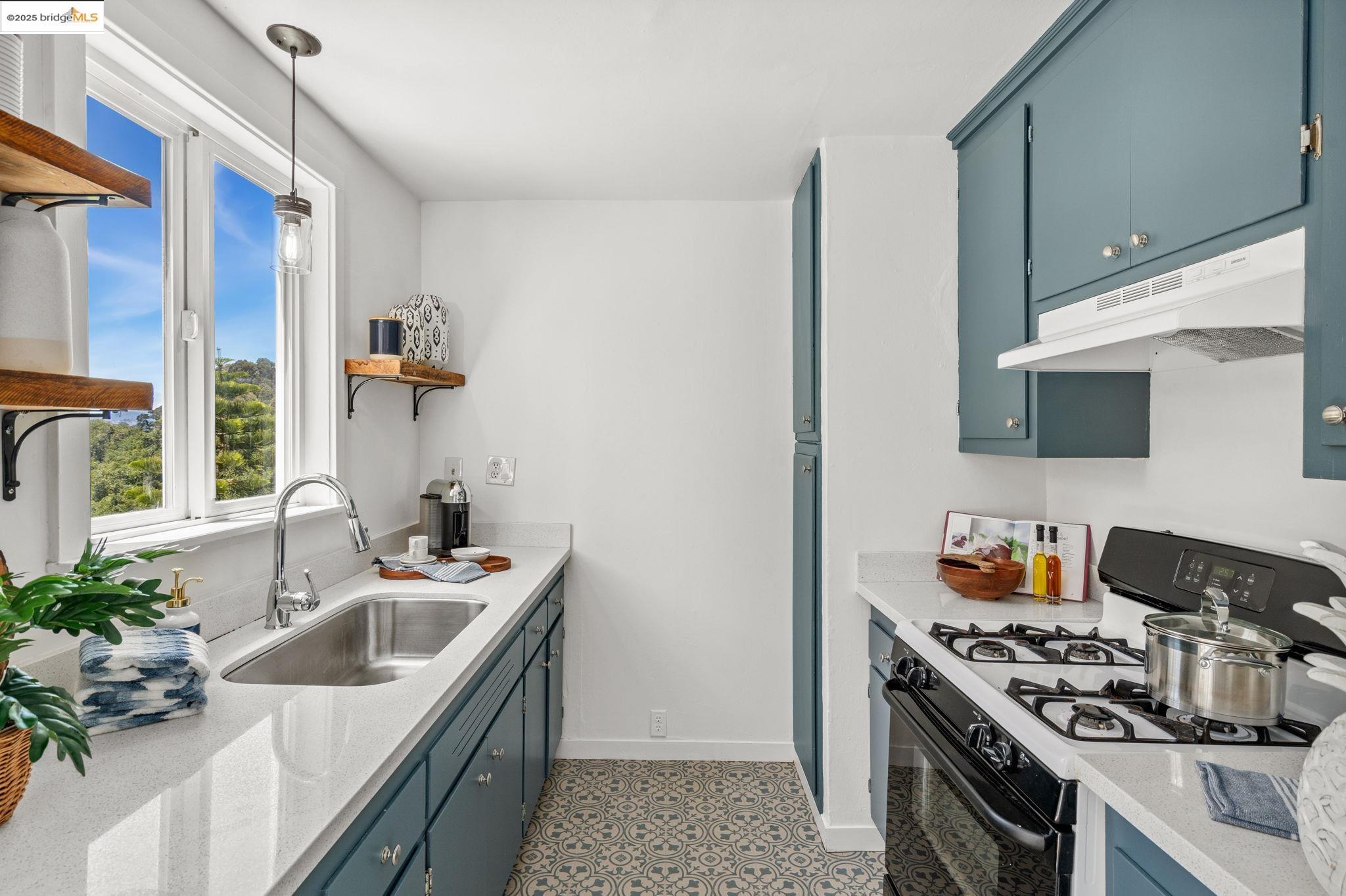 Detail Gallery Image 7 of 30 For 4084 Lambert Rd, El Sobrante,  CA 94803 - 2 Beds | 1 Baths