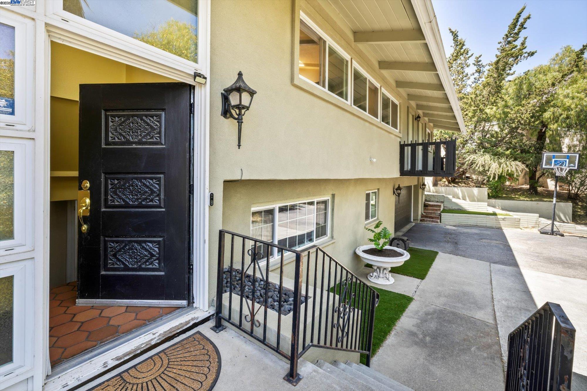 Detail Gallery Image 2 of 46 For 18485 Almond Rd, Castro Valley,  CA 94546 - 5 Beds | 4 Baths