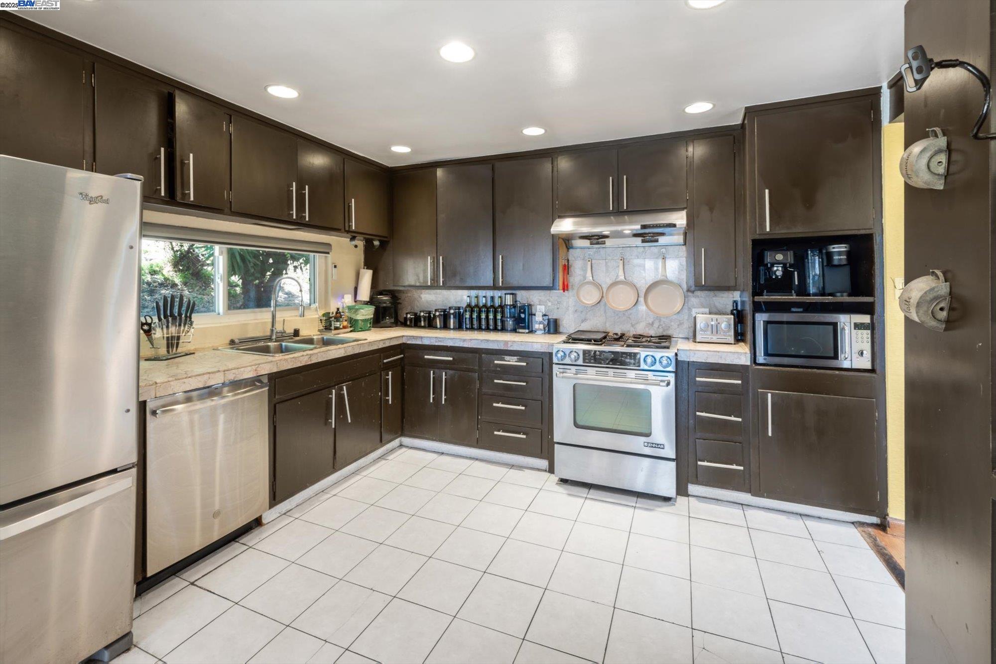 Detail Gallery Image 11 of 46 For 18485 Almond Rd, Castro Valley,  CA 94546 - 5 Beds | 4 Baths
