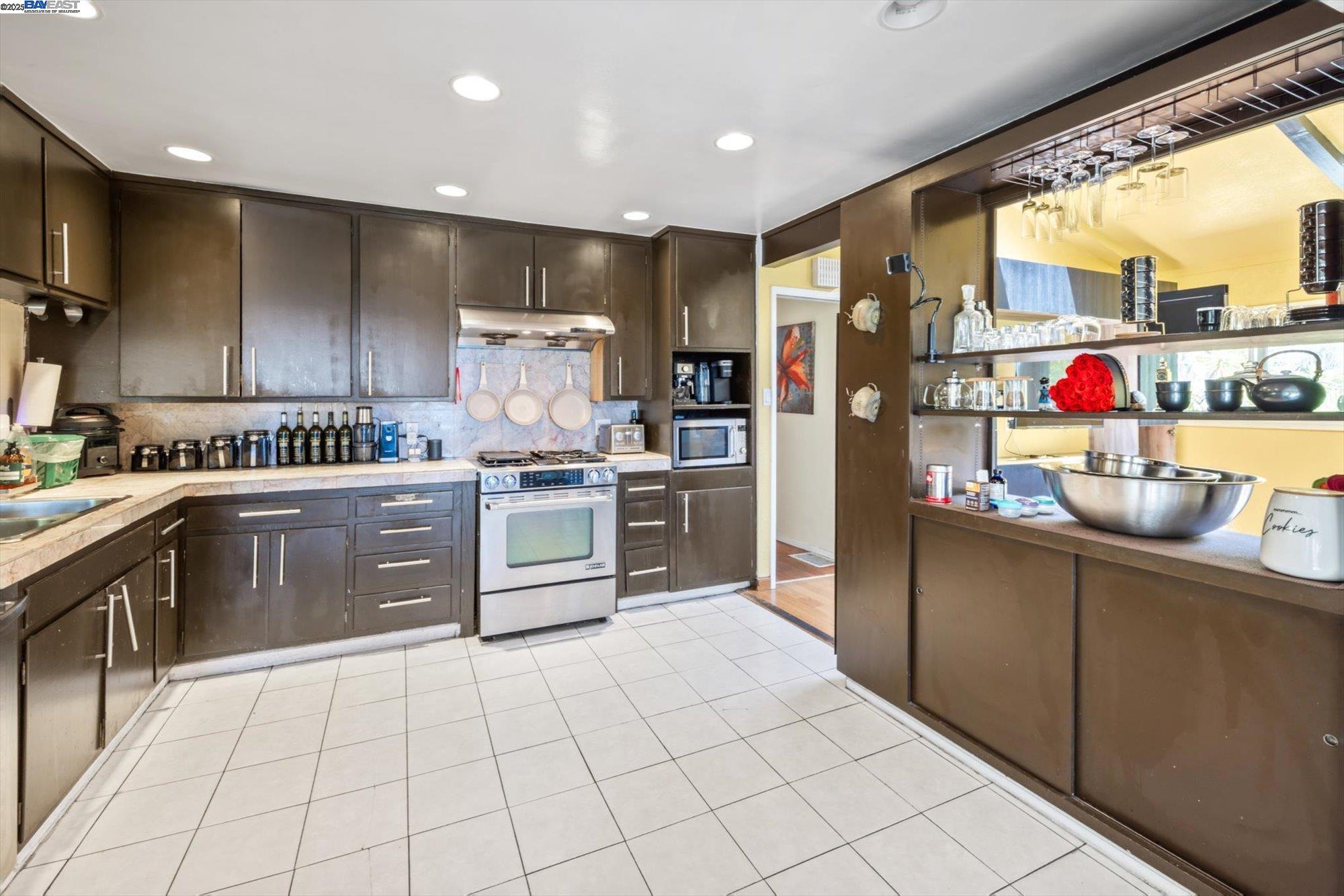 Detail Gallery Image 12 of 46 For 18485 Almond Rd, Castro Valley,  CA 94546 - 5 Beds | 4 Baths