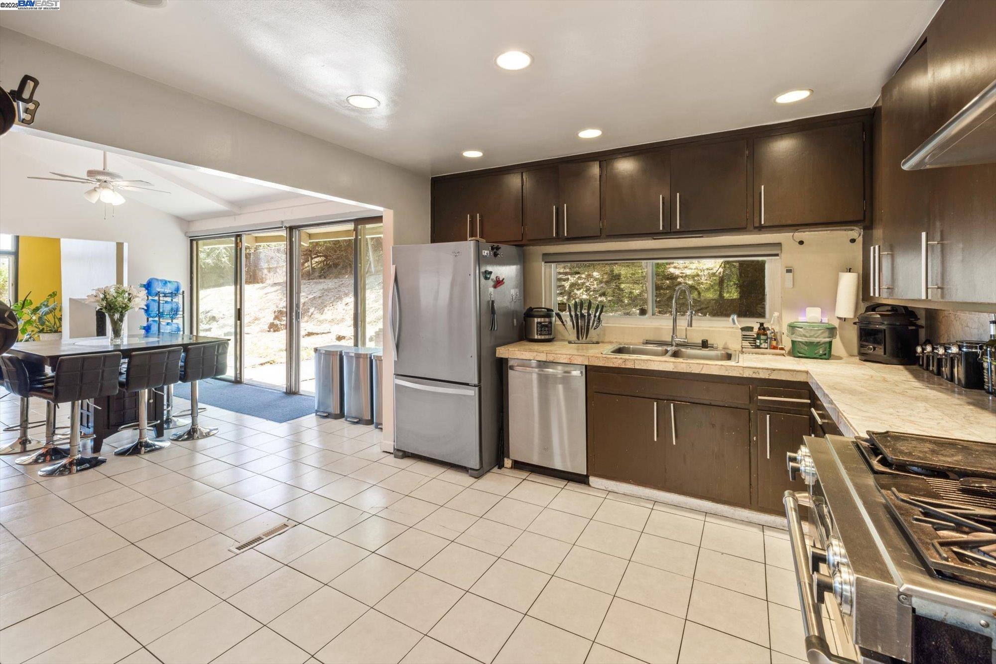 Detail Gallery Image 13 of 46 For 18485 Almond Rd, Castro Valley,  CA 94546 - 5 Beds | 4 Baths