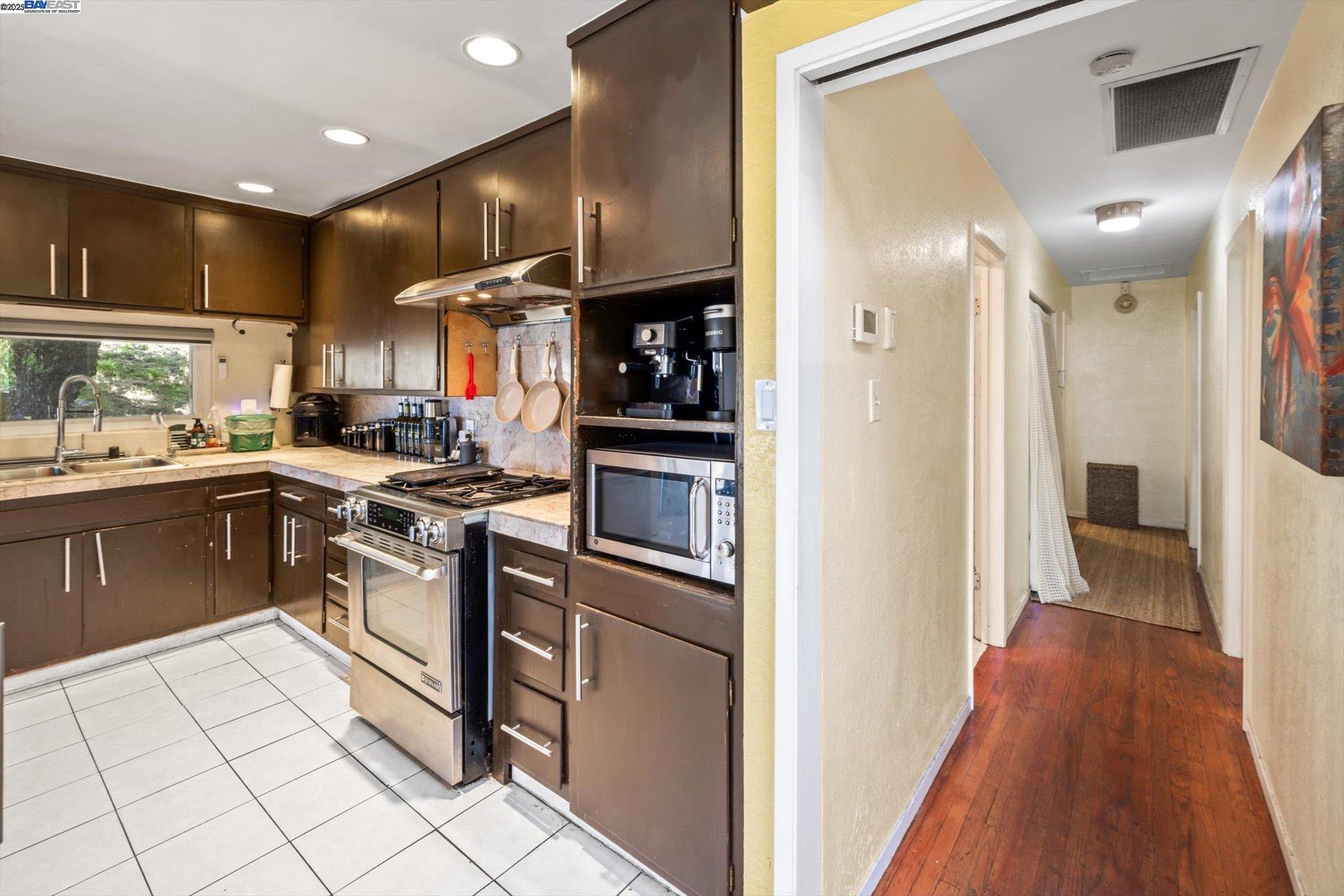 Detail Gallery Image 14 of 46 For 18485 Almond Rd, Castro Valley,  CA 94546 - 5 Beds | 4 Baths