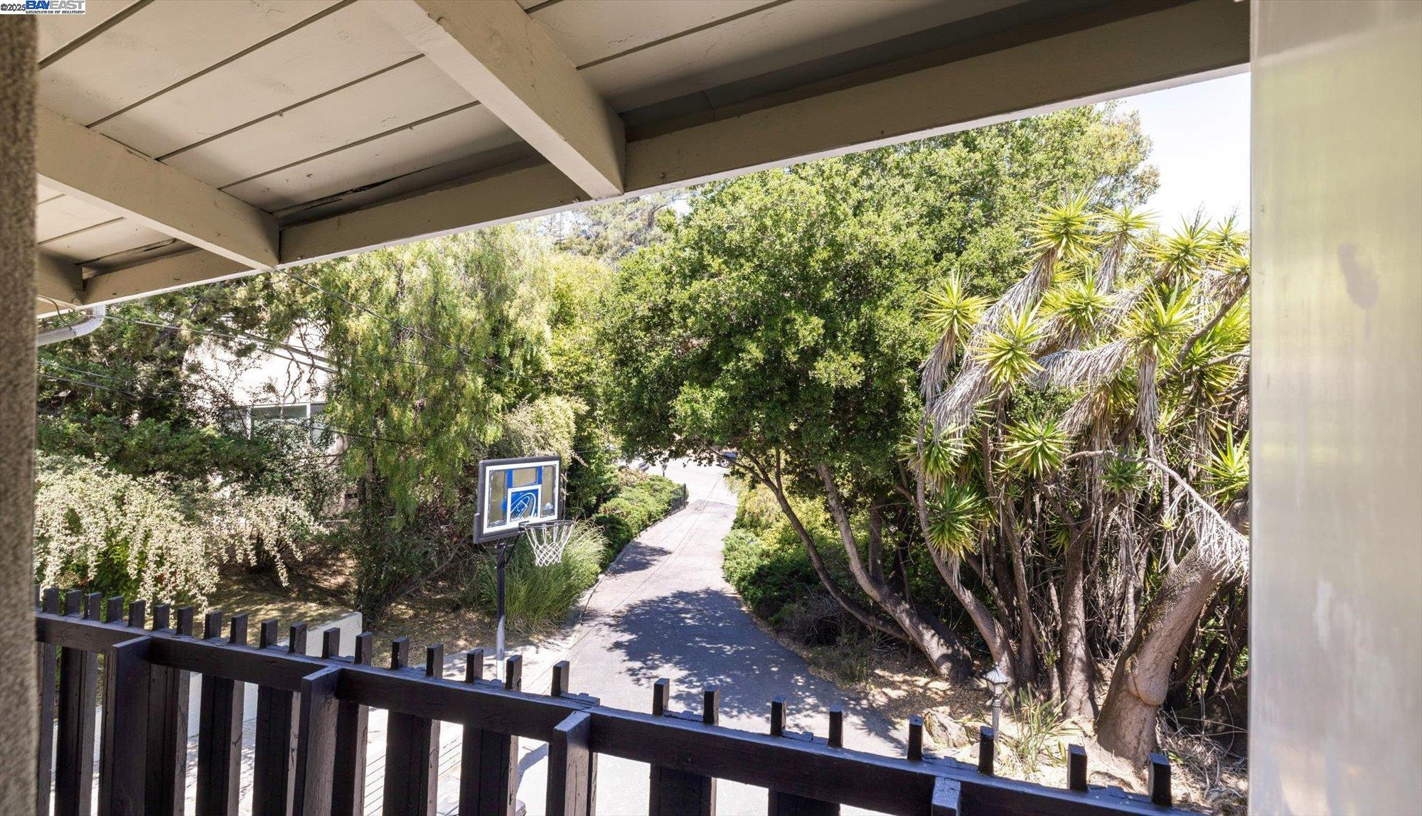 Detail Gallery Image 22 of 46 For 18485 Almond Rd, Castro Valley,  CA 94546 - 5 Beds | 4 Baths