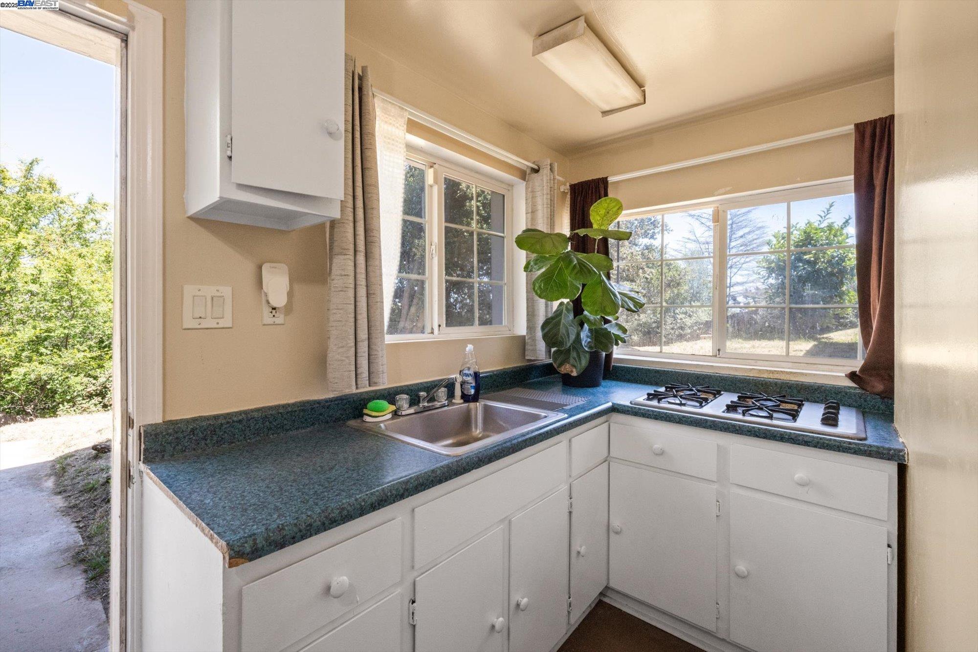 Detail Gallery Image 29 of 46 For 18485 Almond Rd, Castro Valley,  CA 94546 - 5 Beds | 4 Baths