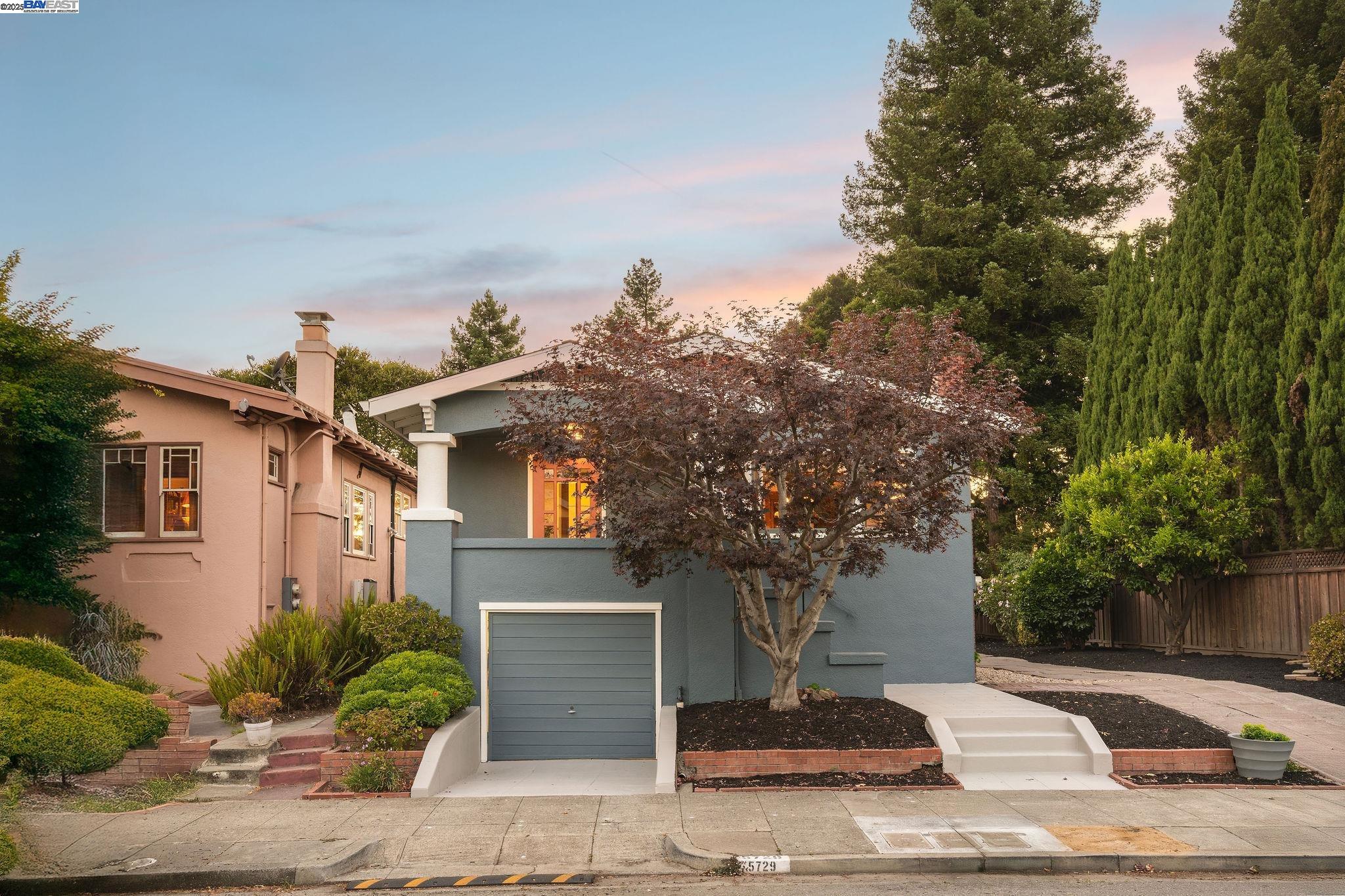 Detail Gallery Image 2 of 47 For 5731 Hermann St, Oakland,  CA 94609 - 4 Beds | 2 Baths